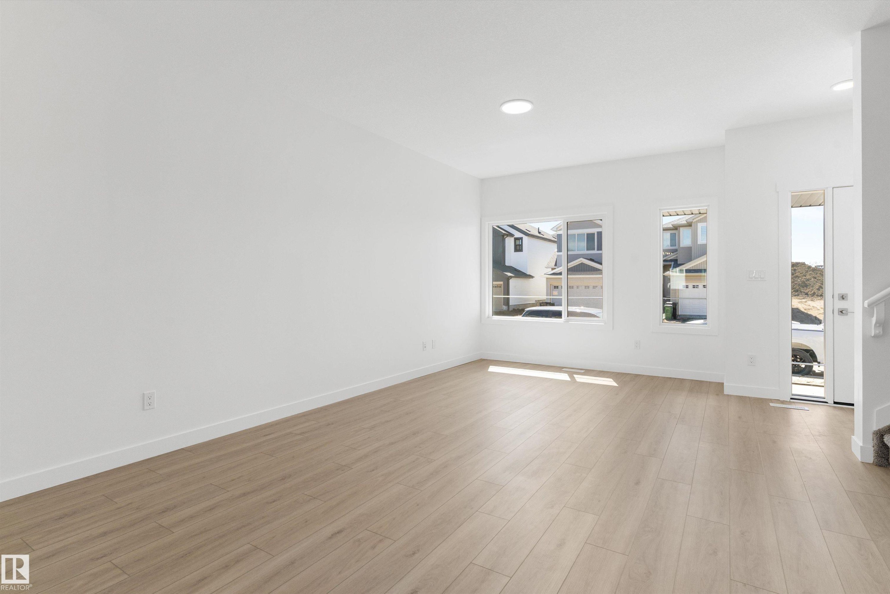 1056 14 Avenue Nw, Edmonton, AB - Indoor Photo Showing Other Room