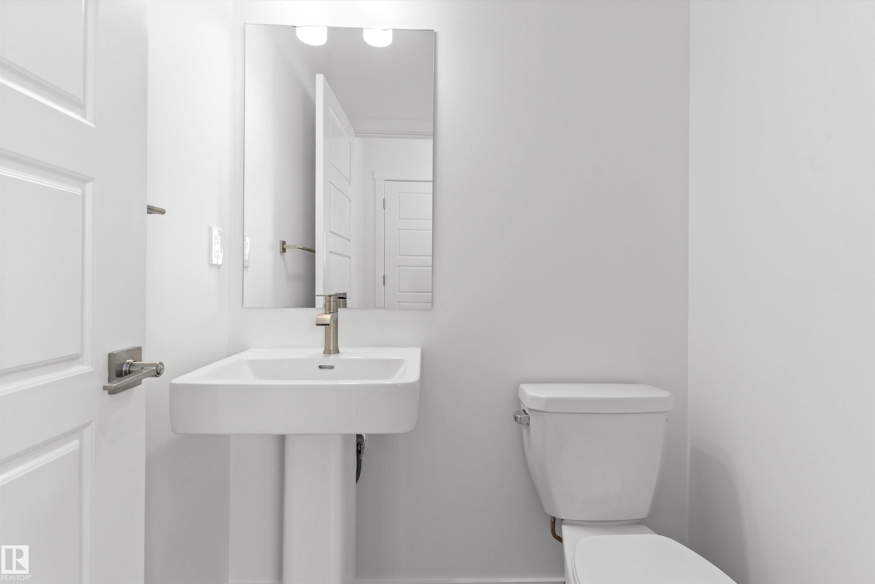 1056 14 Avenue Nw, Edmonton, AB - Indoor Photo Showing Bathroom
