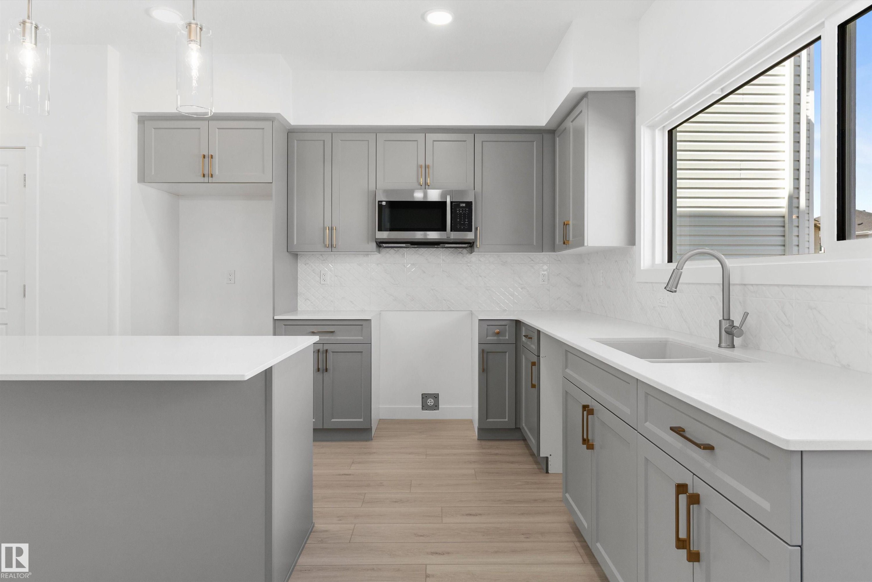 1056 14 Avenue Nw, Edmonton, AB - Indoor Photo Showing Kitchen With Upgraded Kitchen