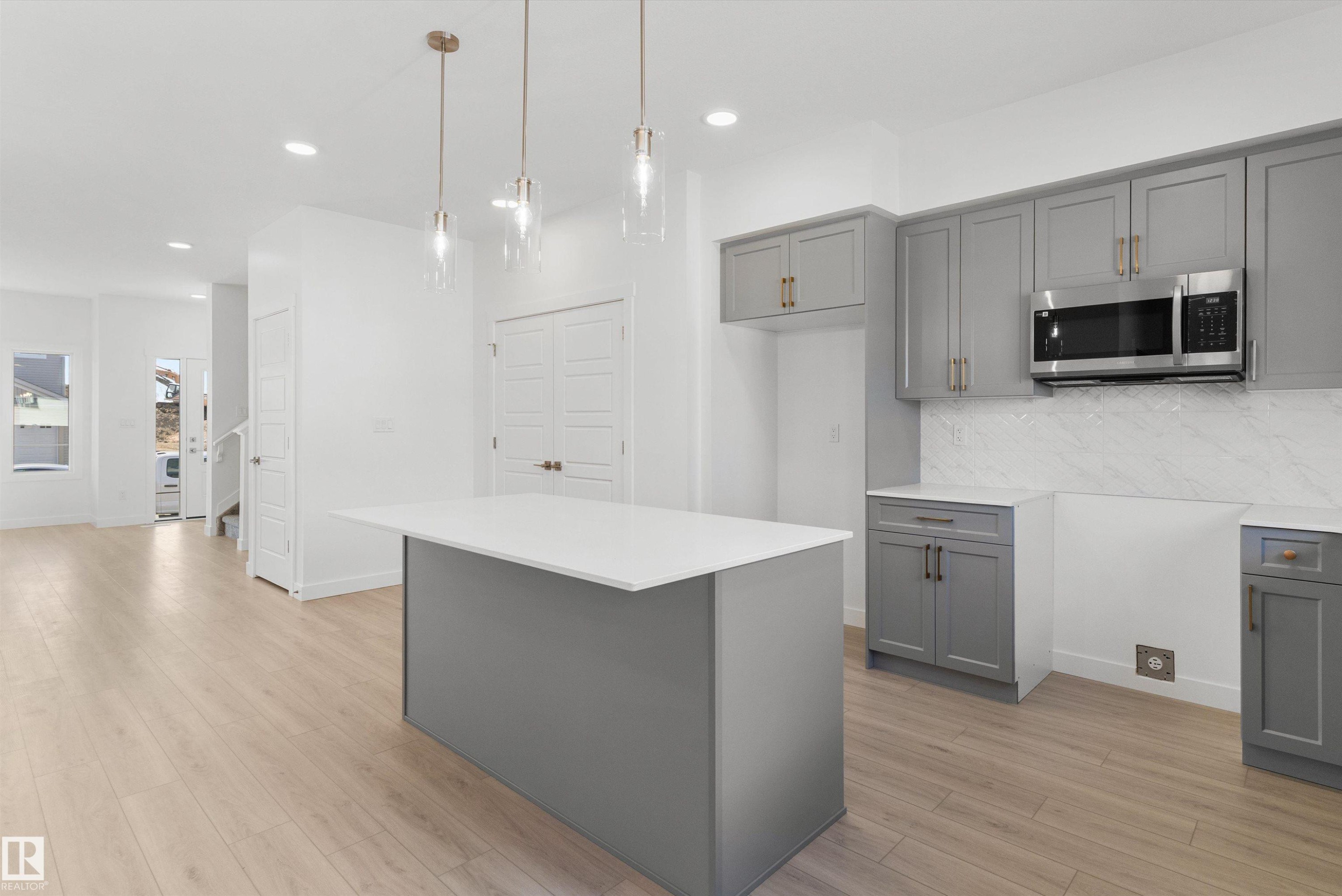 1056 14 Avenue Nw, Edmonton, AB - Indoor Photo Showing Kitchen
