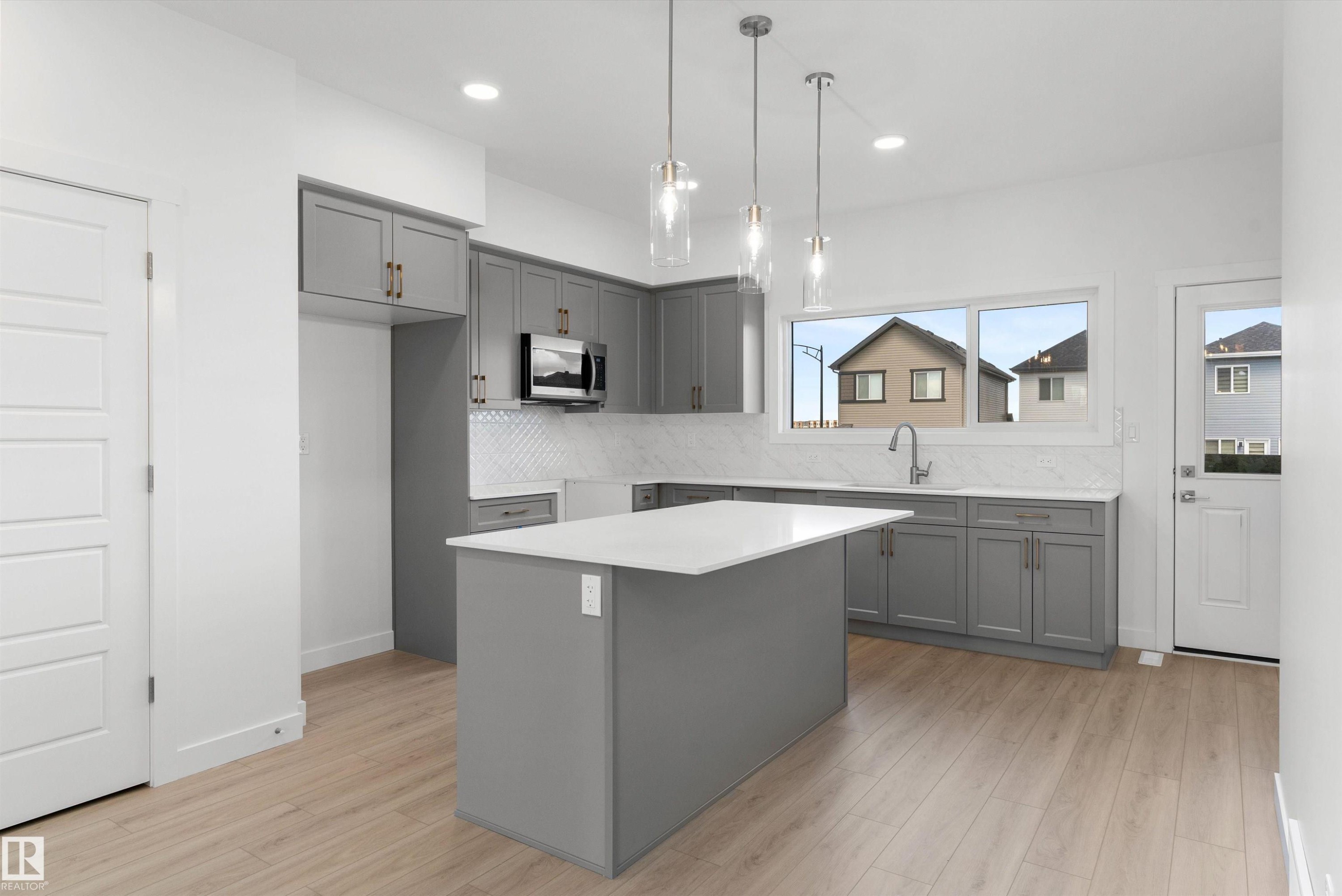 1056 14 Avenue Nw, Edmonton, AB - Indoor Photo Showing Kitchen With Upgraded Kitchen
