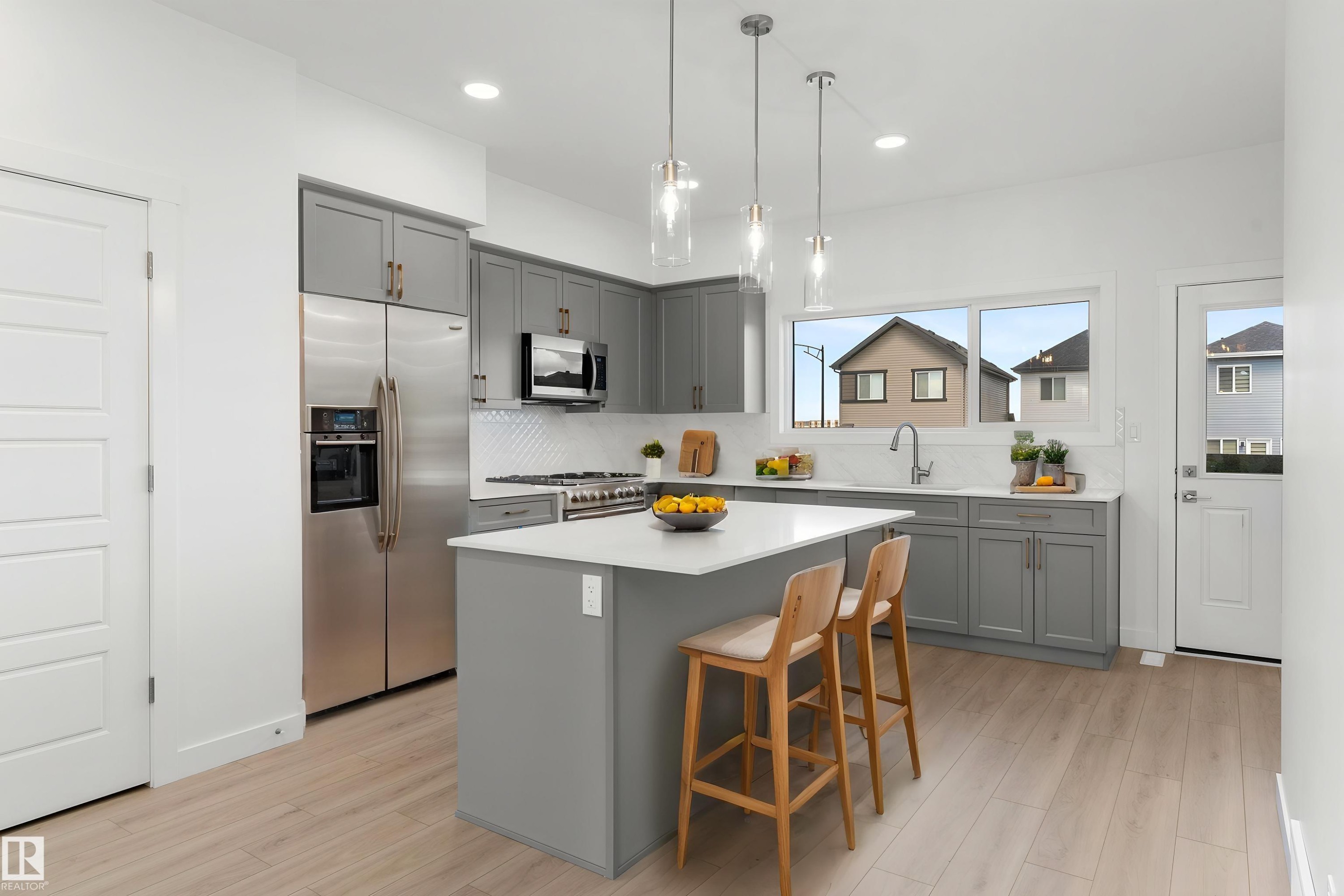 1056 14 Avenue Nw, Edmonton, AB - Indoor Photo Showing Kitchen With Upgraded Kitchen