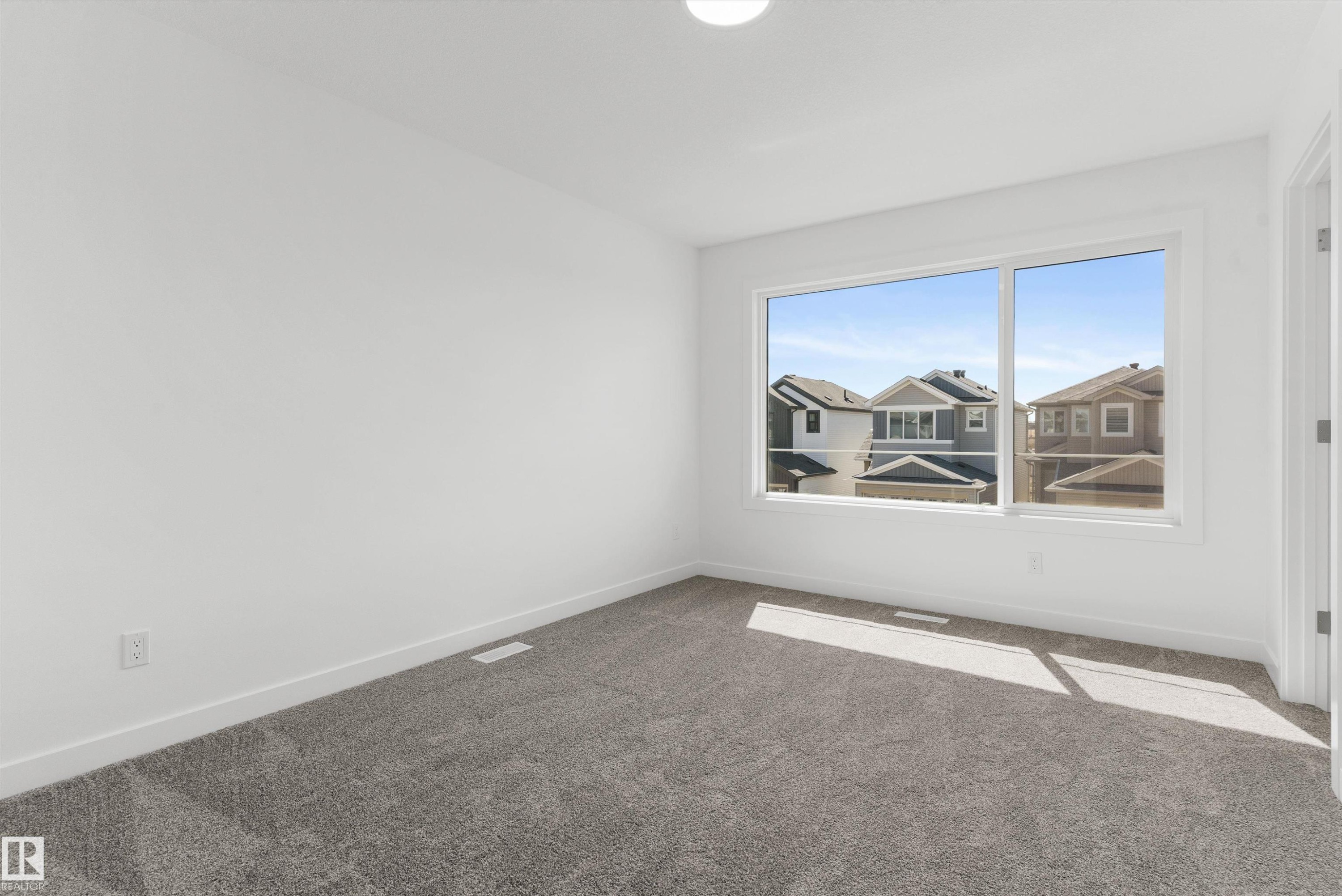 1056 14 Avenue Nw, Edmonton, AB - Indoor Photo Showing Other Room