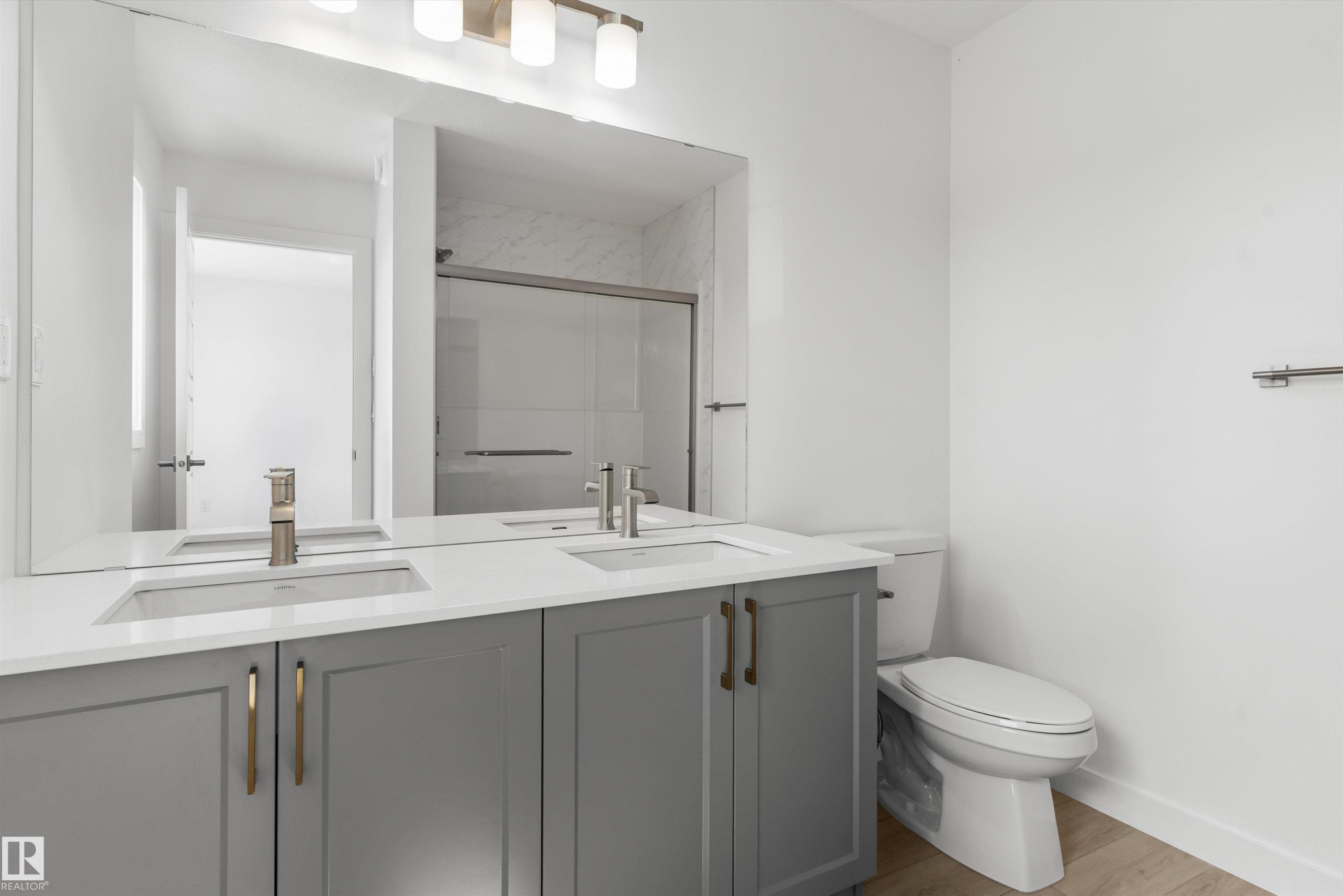 1056 14 Avenue Nw, Edmonton, AB - Indoor Photo Showing Bathroom