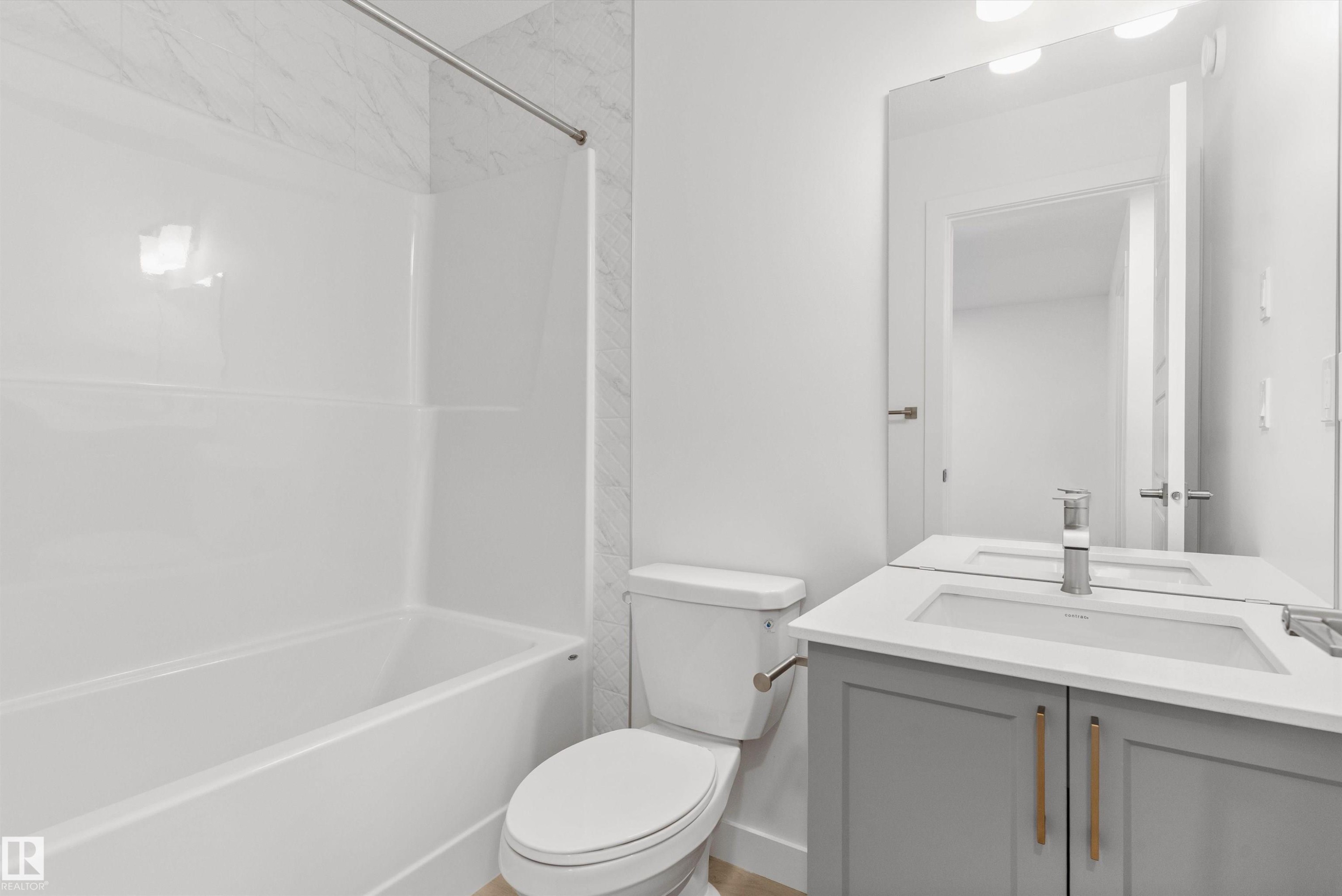 1056 14 Avenue Nw, Edmonton, AB - Indoor Photo Showing Bathroom