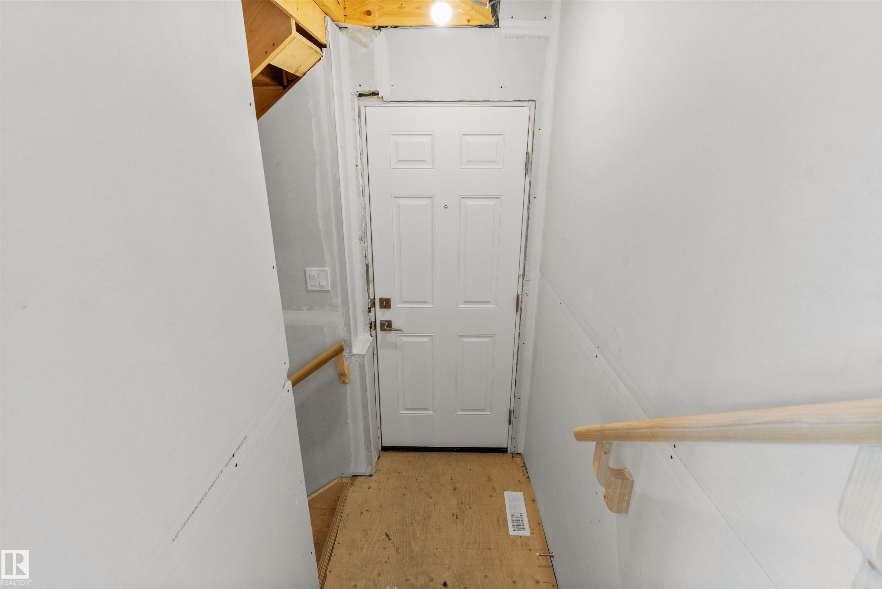 1056 14 Avenue Nw, Edmonton, AB - Indoor Photo Showing Other Room