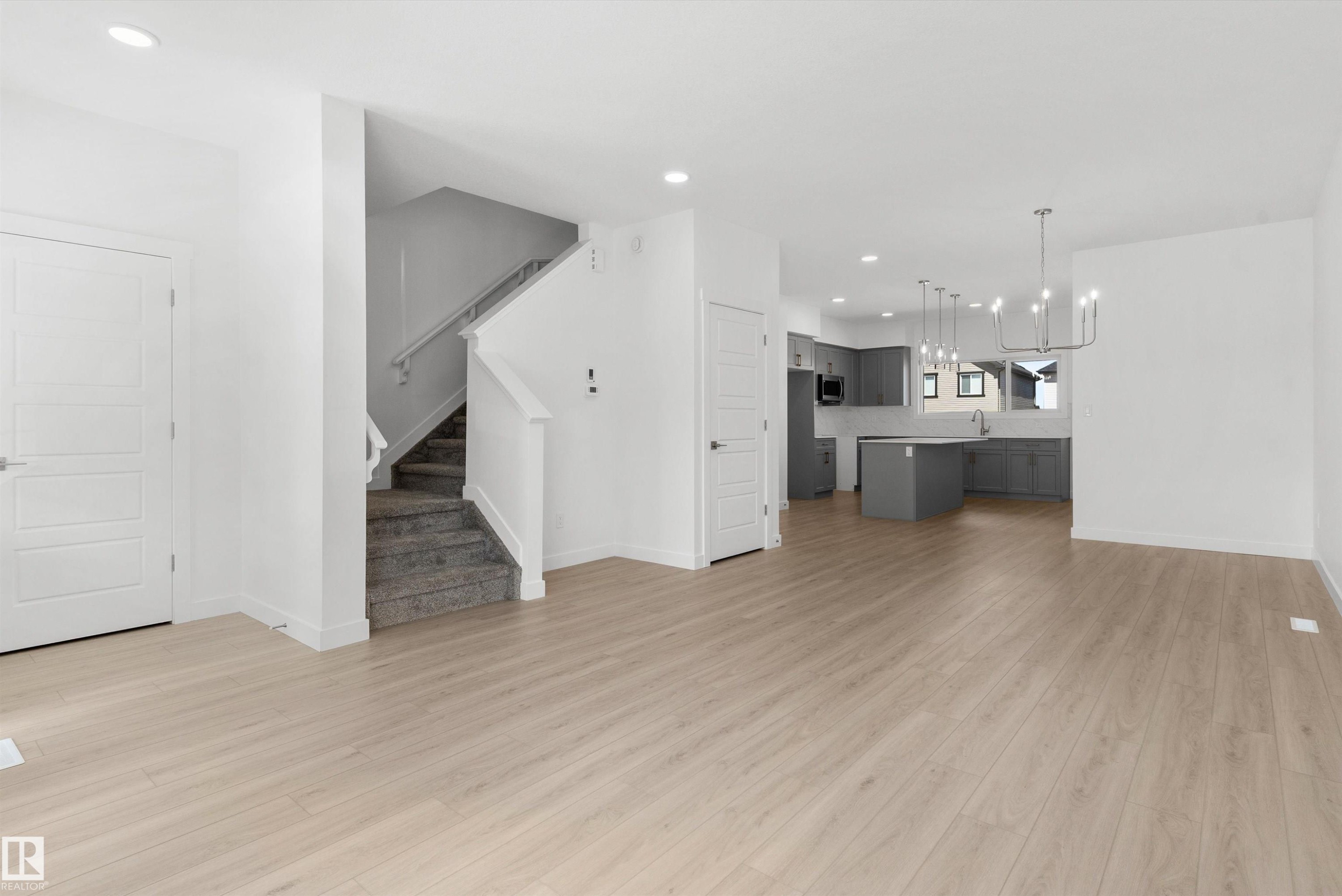 1056 14 Avenue Nw, Edmonton, AB - Indoor