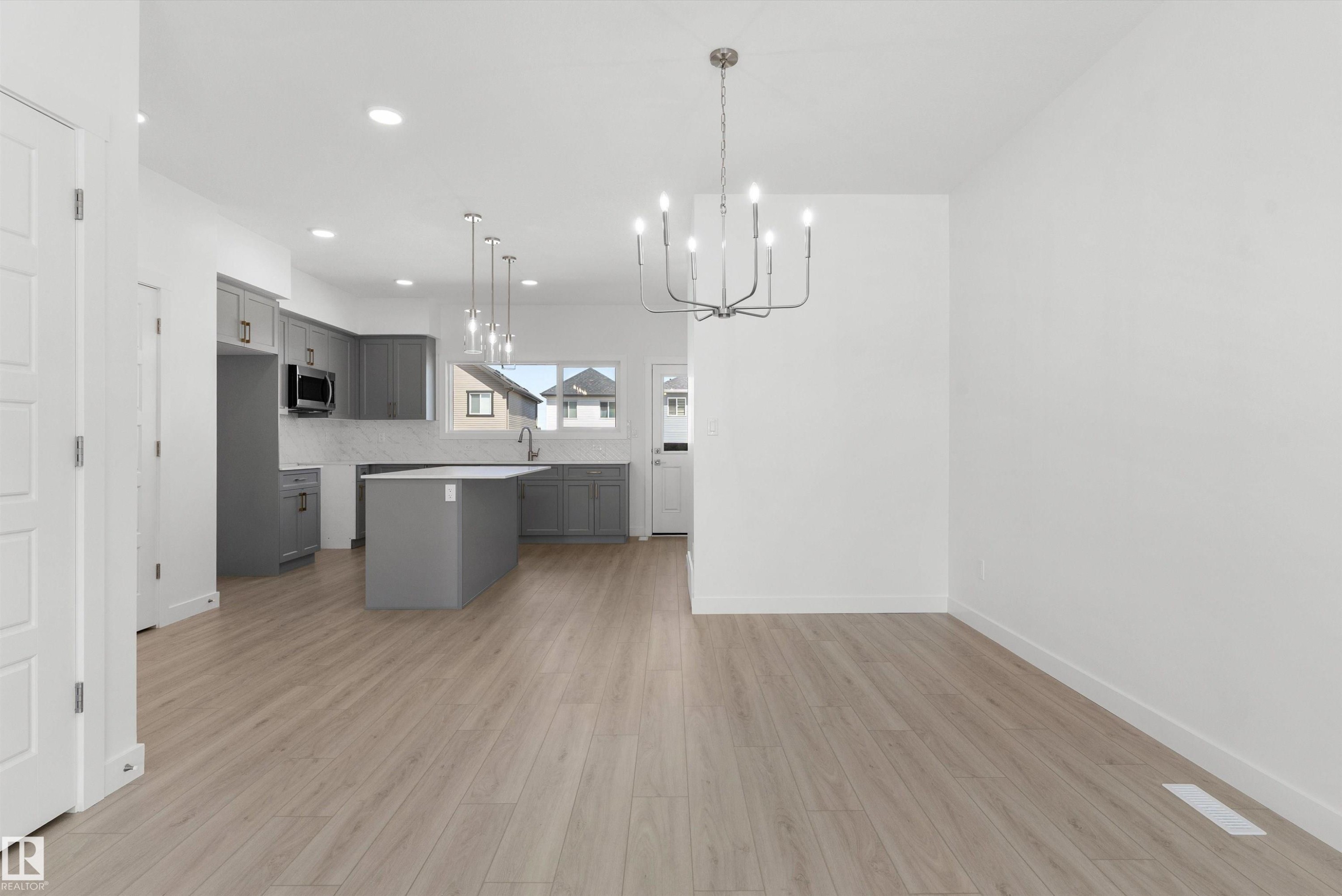 1056 14 Avenue Nw, Edmonton, AB - Indoor Photo Showing Kitchen