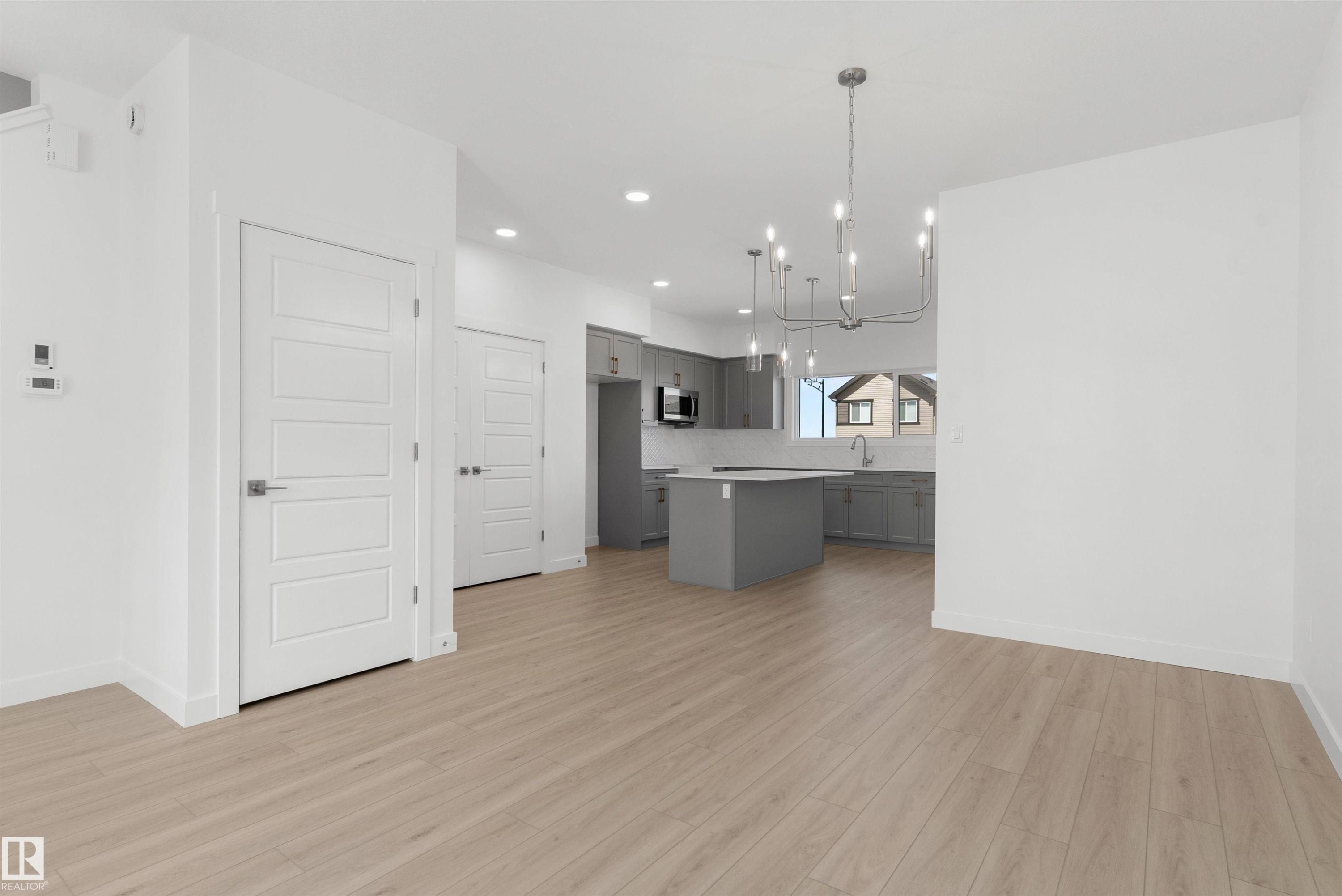 1056 14 Avenue Nw, Edmonton, AB - Indoor Photo Showing Kitchen