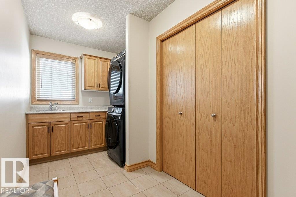 244 Wolf Willow Road, Edmonton, AB - Indoor Photo Showing Kitchen