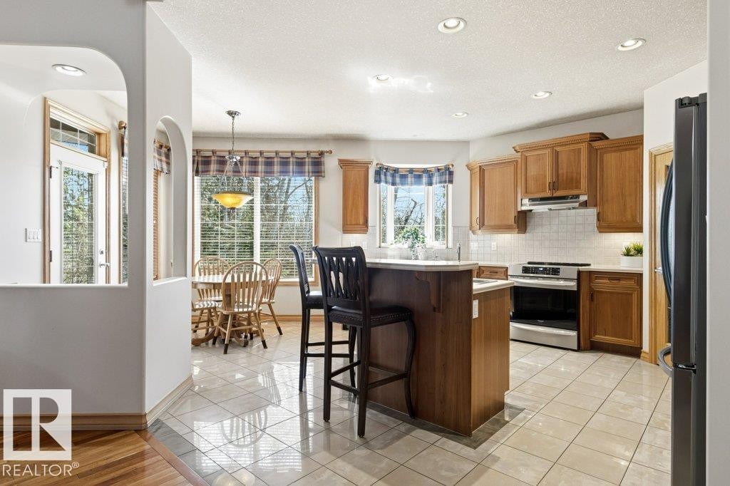 244 Wolf Willow Road, Edmonton, AB - Indoor Photo Showing Kitchen
