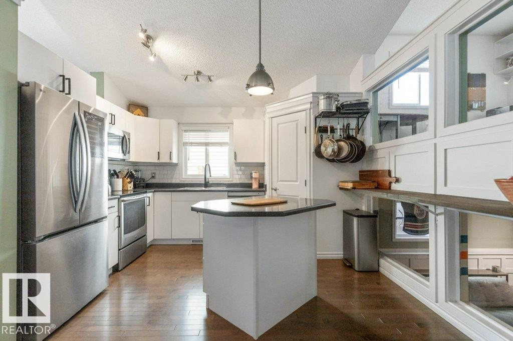 21414 94A Avenue, Edmonton, AB - Indoor Photo Showing Kitchen