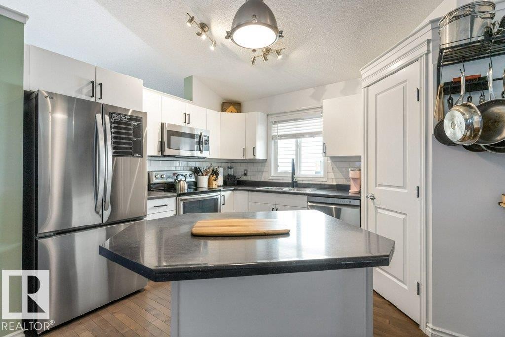 21414 94A Avenue, Edmonton, AB - Indoor Photo Showing Kitchen With Upgraded Kitchen