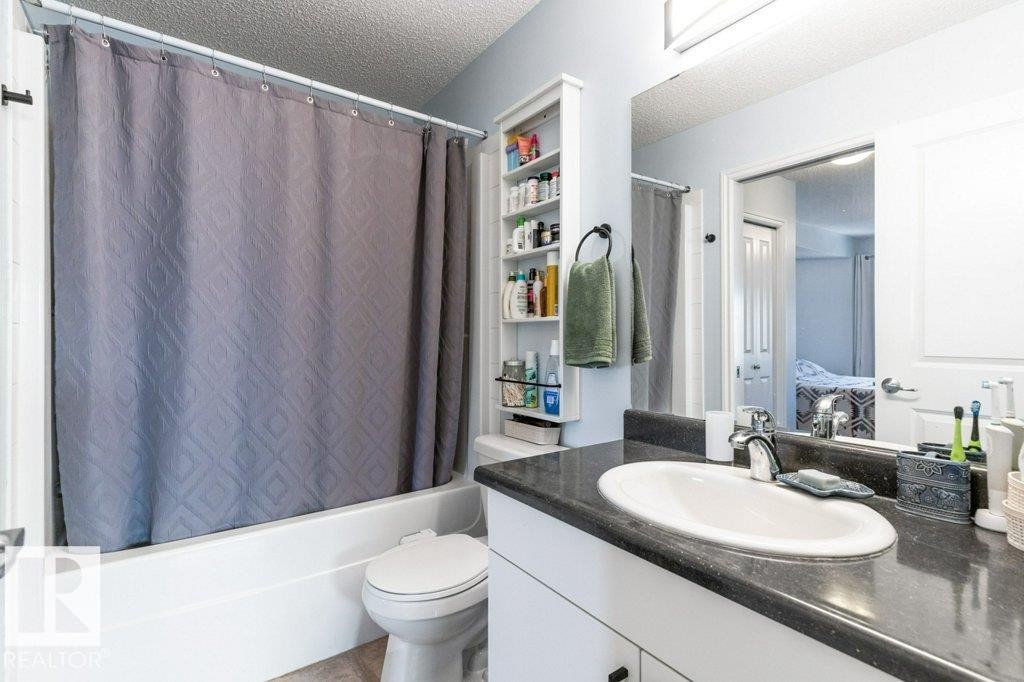 21414 94A Avenue, Edmonton, AB - Indoor Photo Showing Bathroom