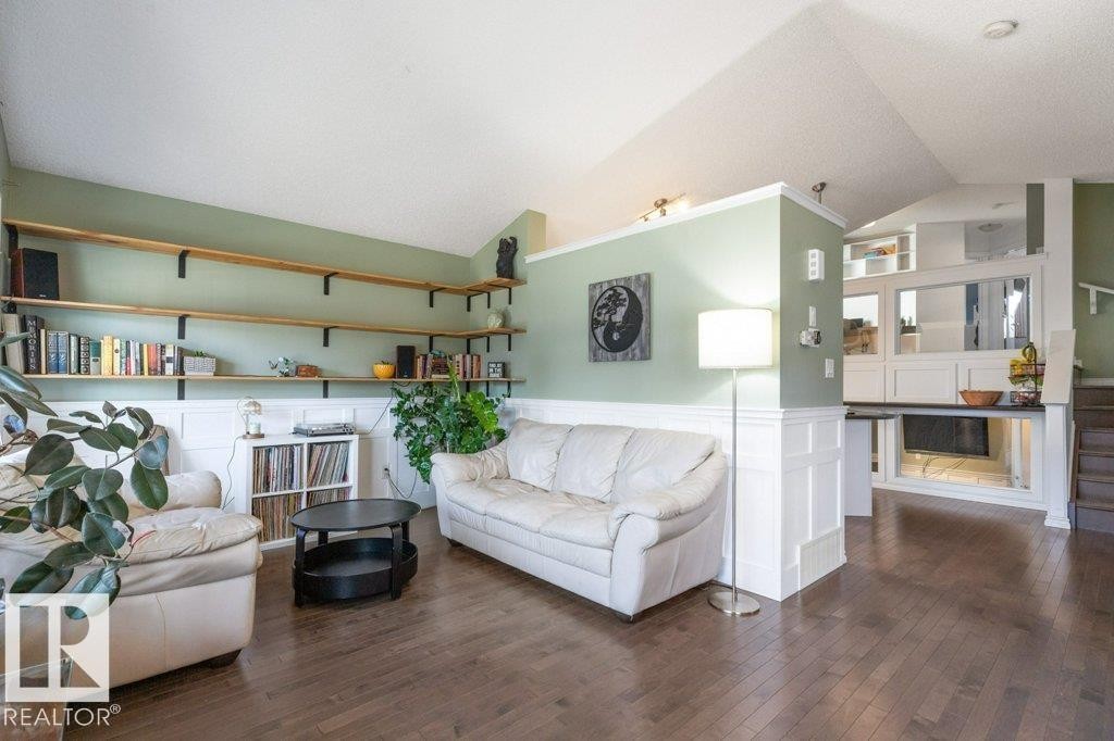 21414 94A Avenue, Edmonton, AB - Indoor Photo Showing Living Room