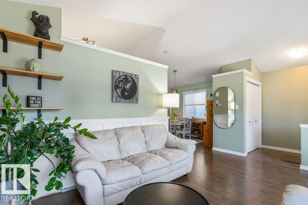 21414 94A Avenue, Edmonton, AB - Indoor Photo Showing Living Room
