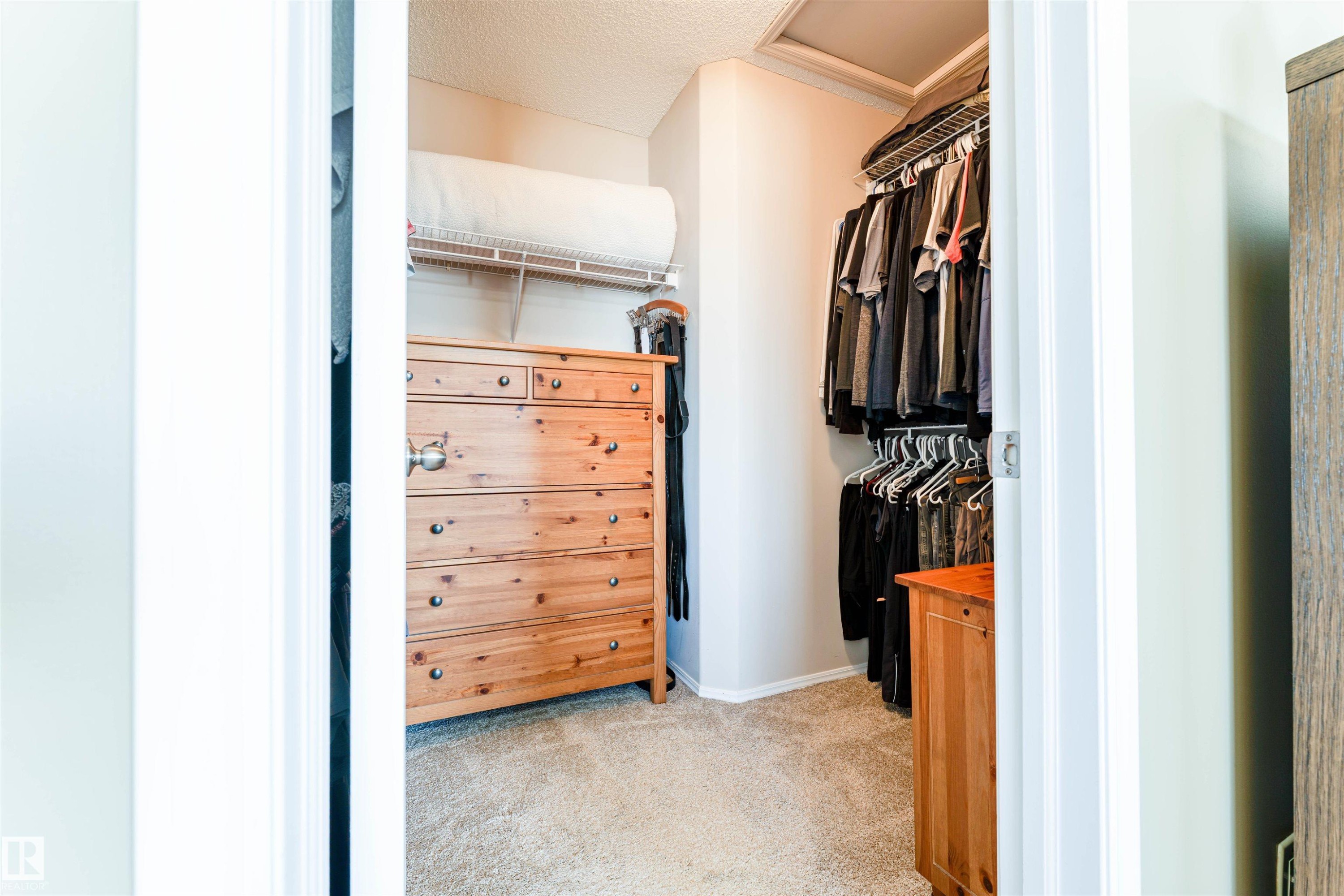 Carpeted closet with wire shelving and clothes hanging rods - 847 Blacklock Way, Edmonton, AB - Indoor