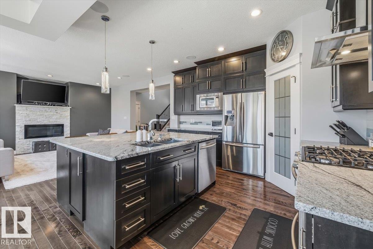 819 Albany Cove, Edmonton, AB - Indoor Photo Showing Kitchen With Upgraded Kitchen