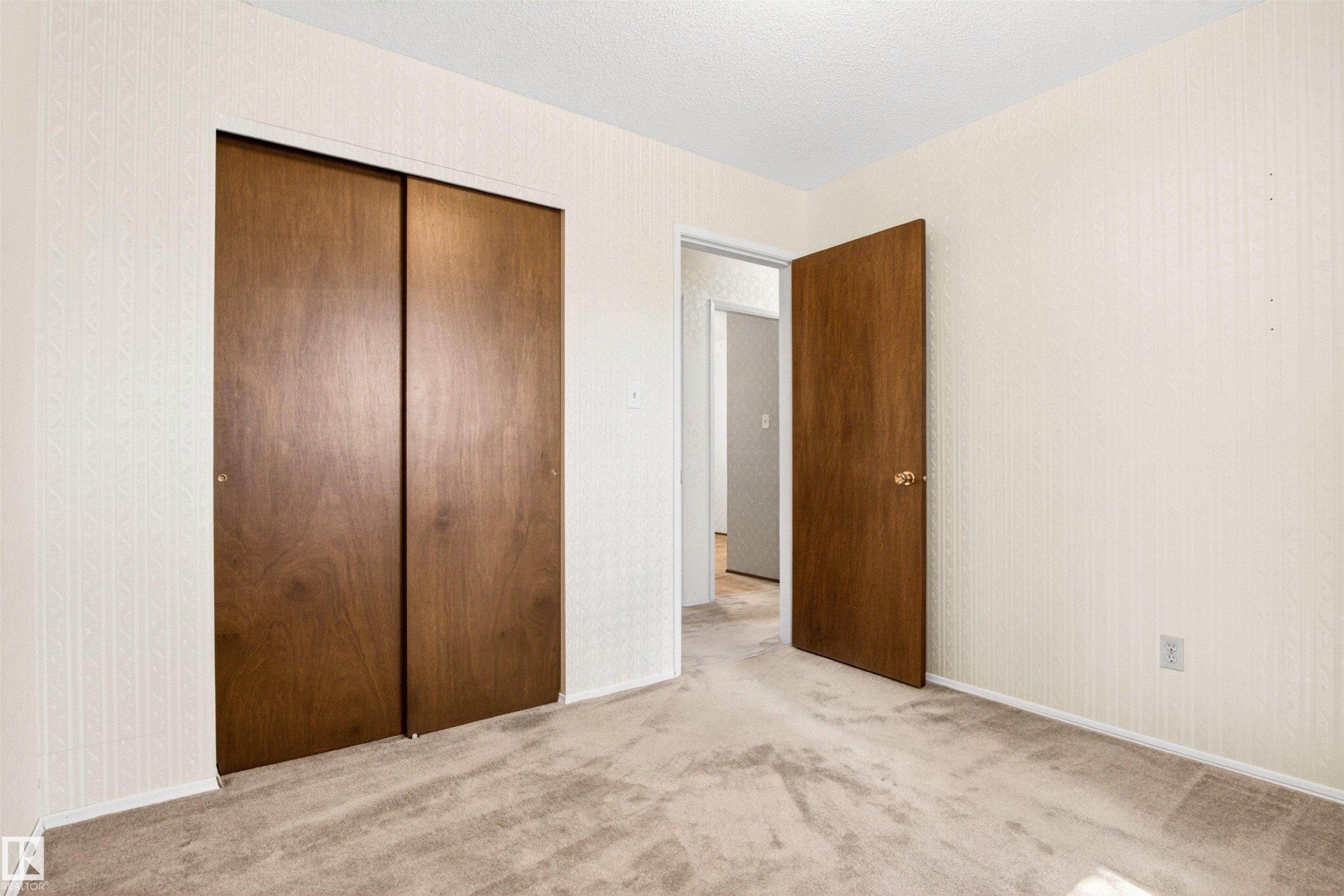 Neutral-toned carpeting paired with light-colored walls - 29 Bristow Crescent, Spruce Grove, AB - Indoor Photo Showing Other Room