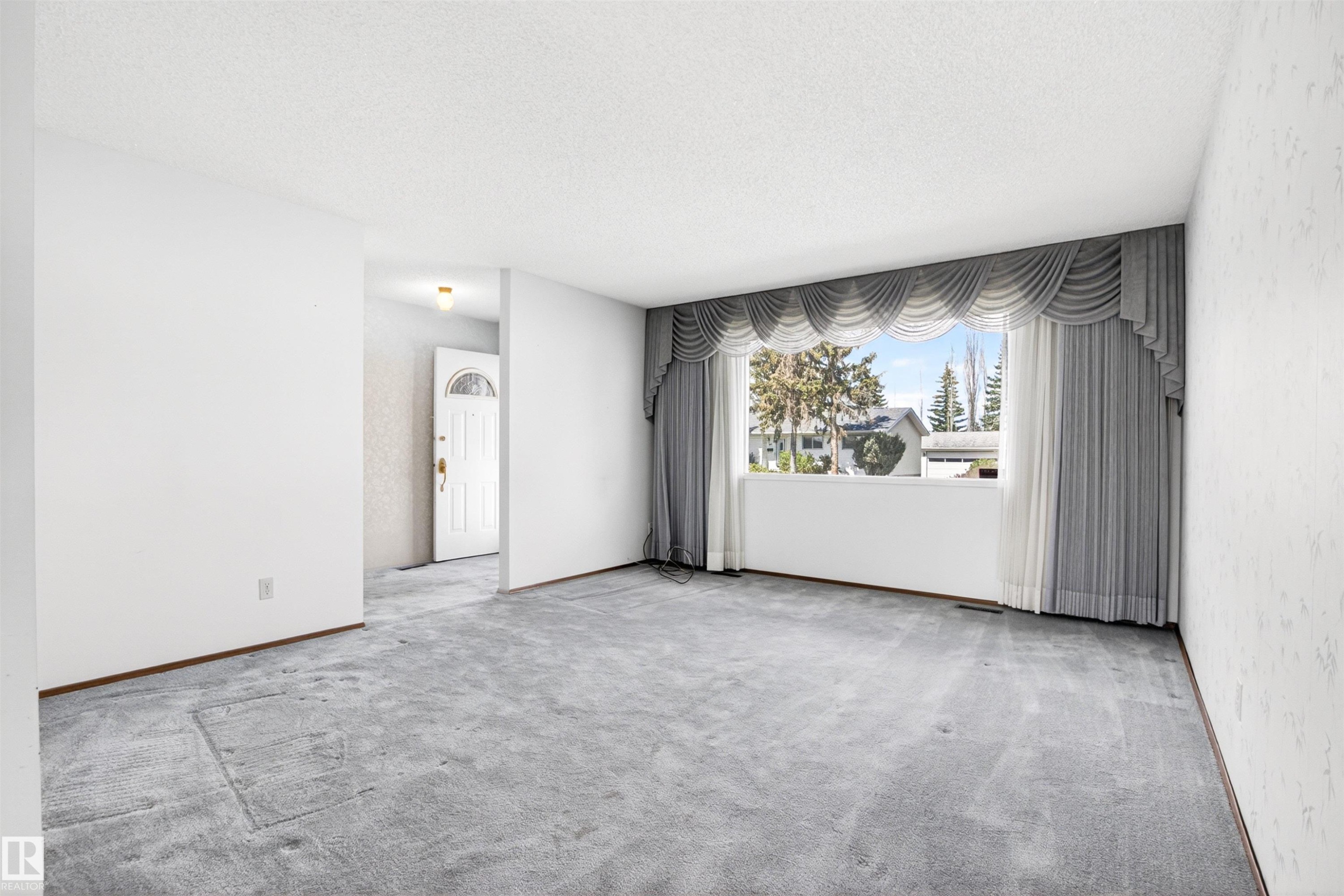 Spacious room with gray carpet flooring and white walls - 29 Bristow Crescent, Spruce Grove, AB - Indoor Photo Showing Other Room