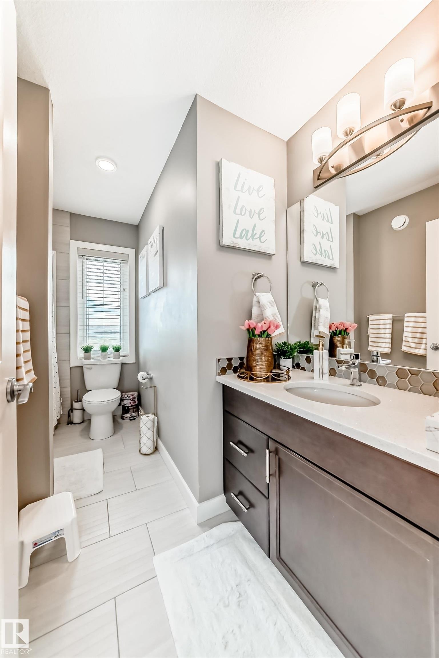 2012 200 Street, Edmonton, AB - Indoor Photo Showing Bathroom