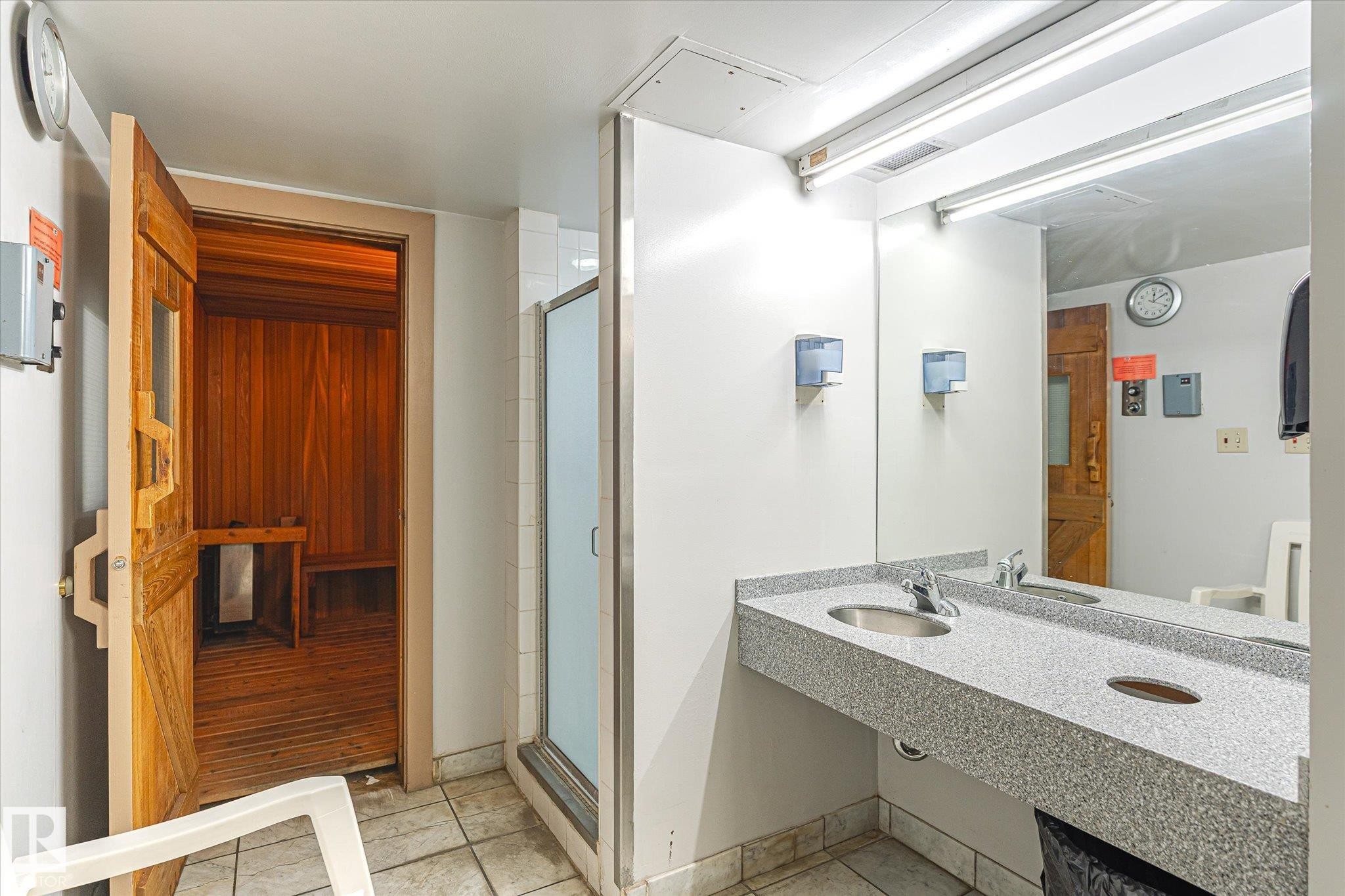 811 9918 101 Street, Edmonton, AB - Indoor Photo Showing Bathroom