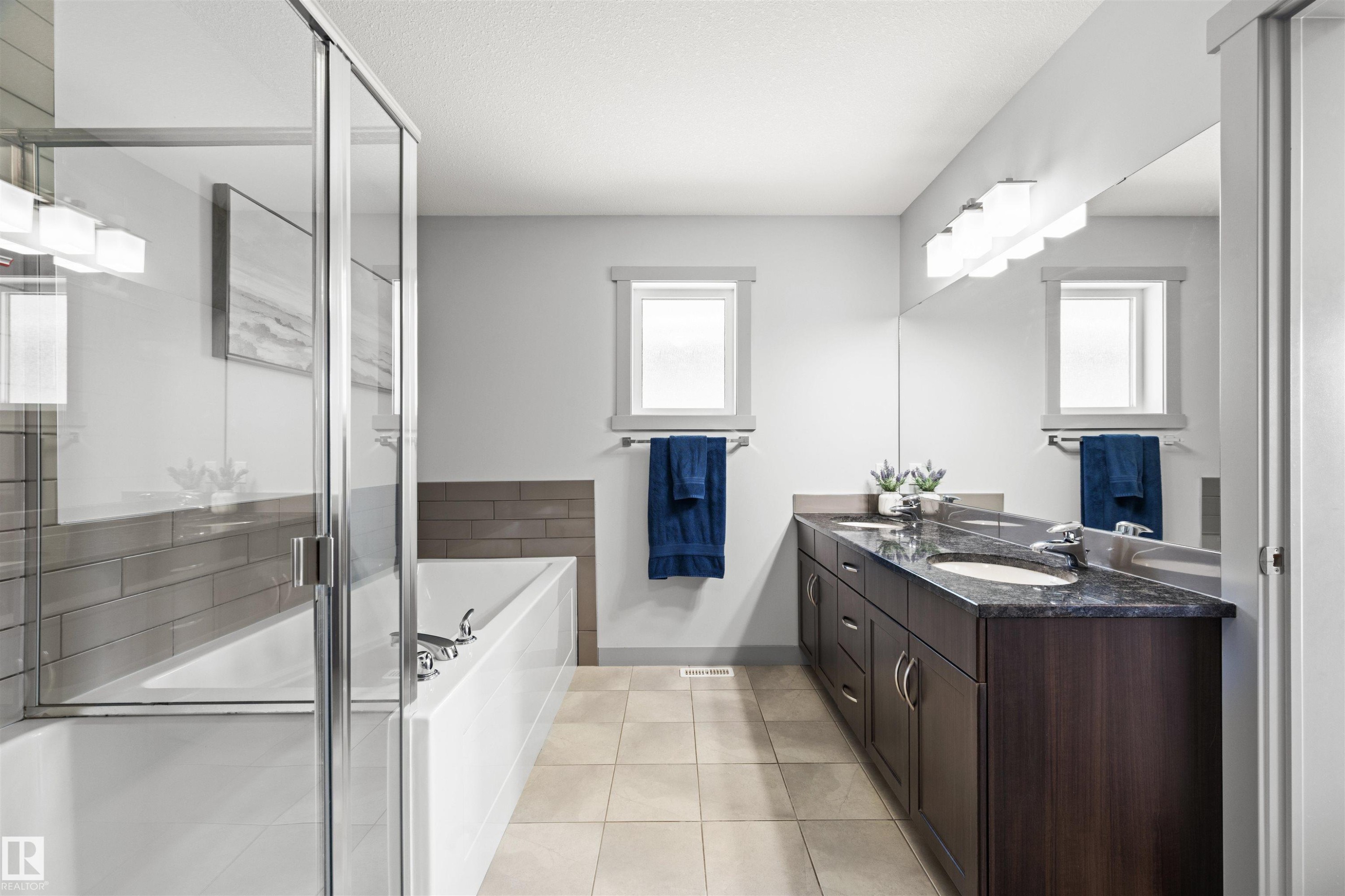 16460 15 Avenue, Edmonton, AB - Indoor Photo Showing Bathroom