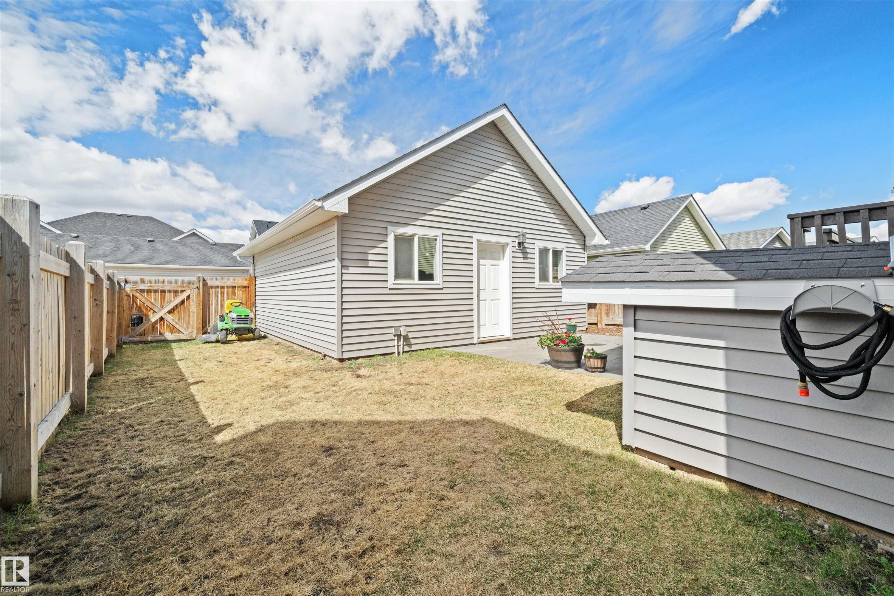 16460 15 Avenue, Edmonton, AB - Outdoor