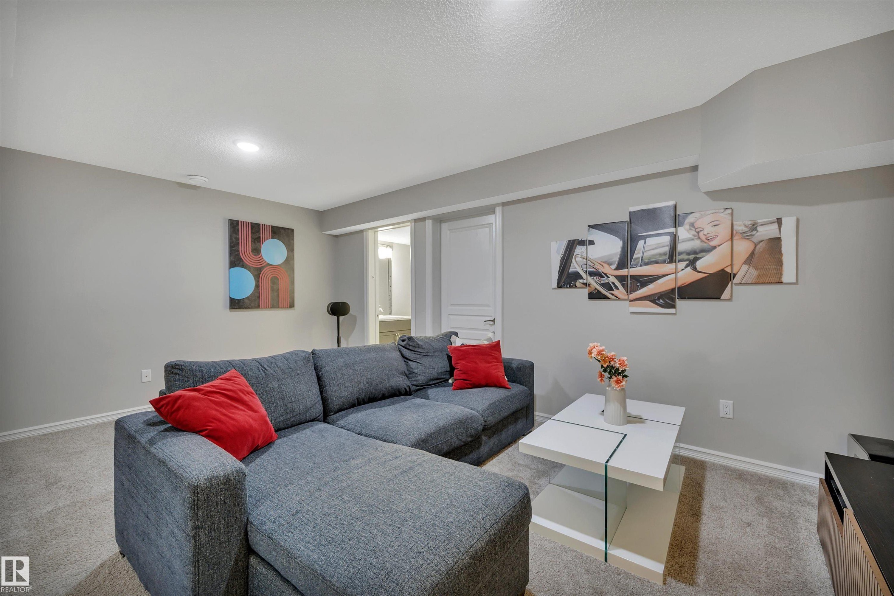 22220 88 Avenue, Edmonton, AB - Indoor Photo Showing Living Room