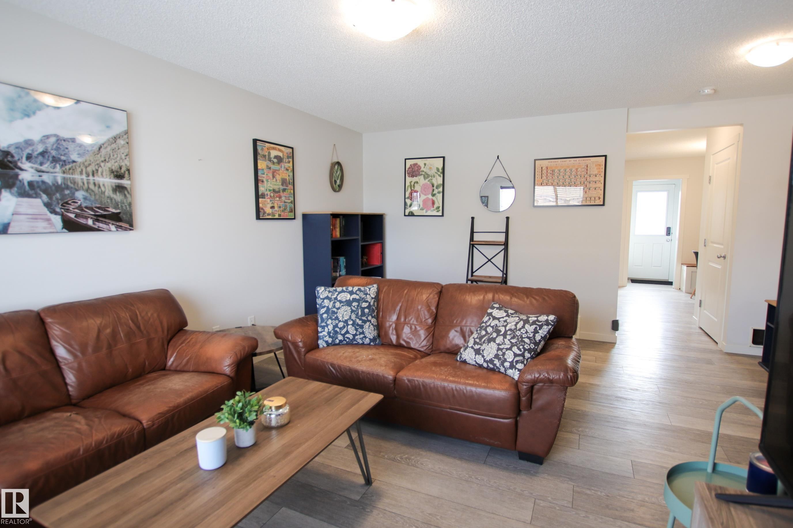 2509 14 Avenue, Edmonton, AB - Indoor Photo Showing Living Room
