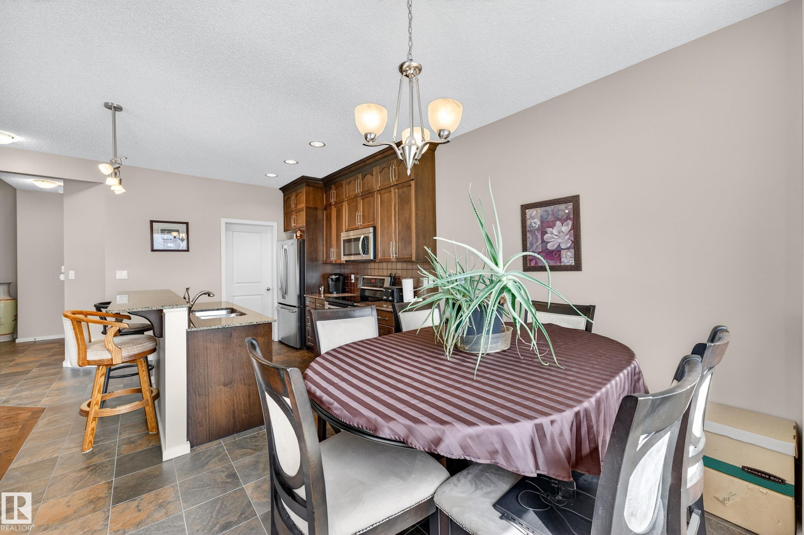 22055 95 Avenue Nw, Edmonton, AB - Indoor Photo Showing Dining Room