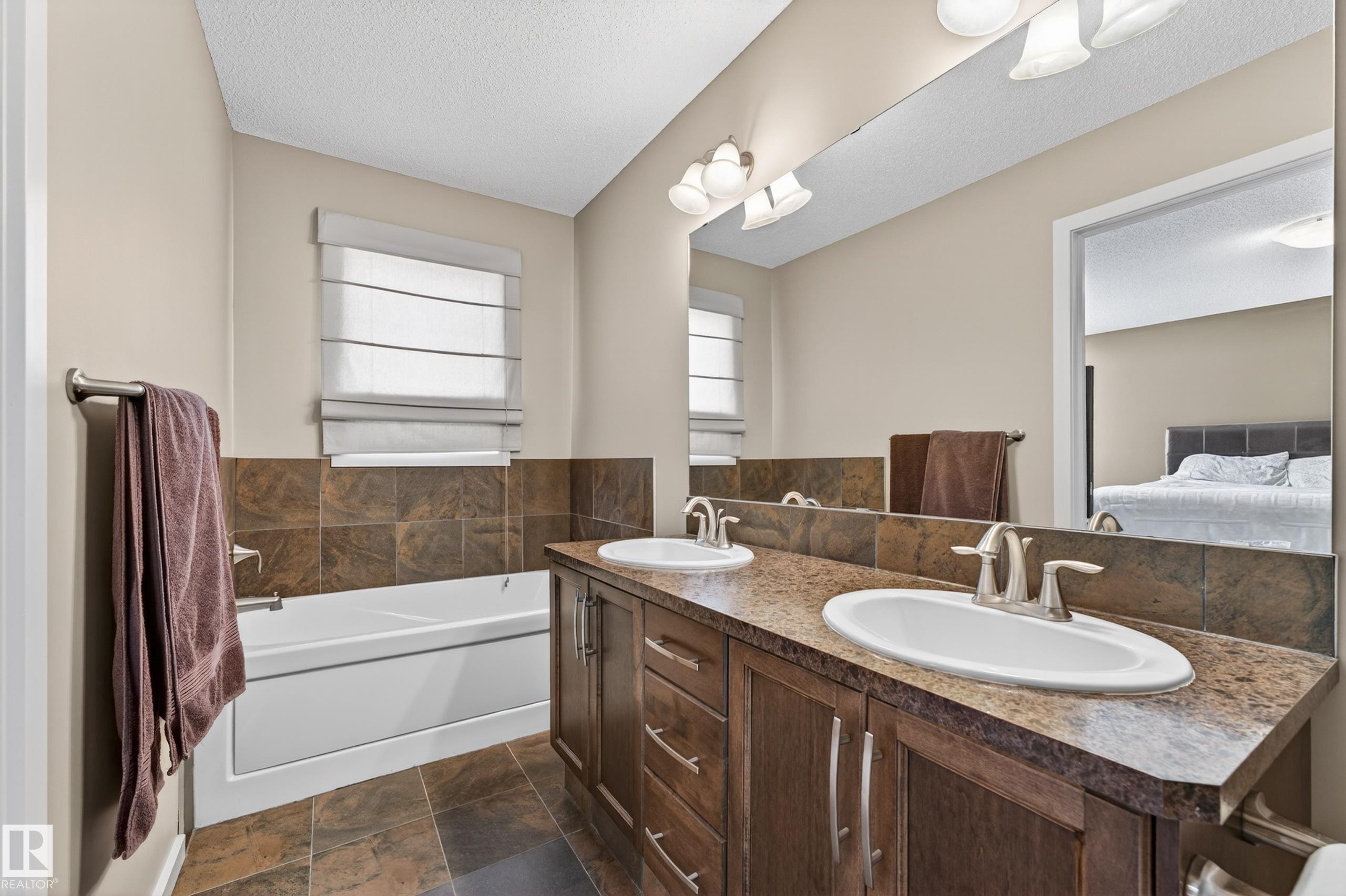 22055 95 Avenue Nw, Edmonton, AB - Indoor Photo Showing Bathroom