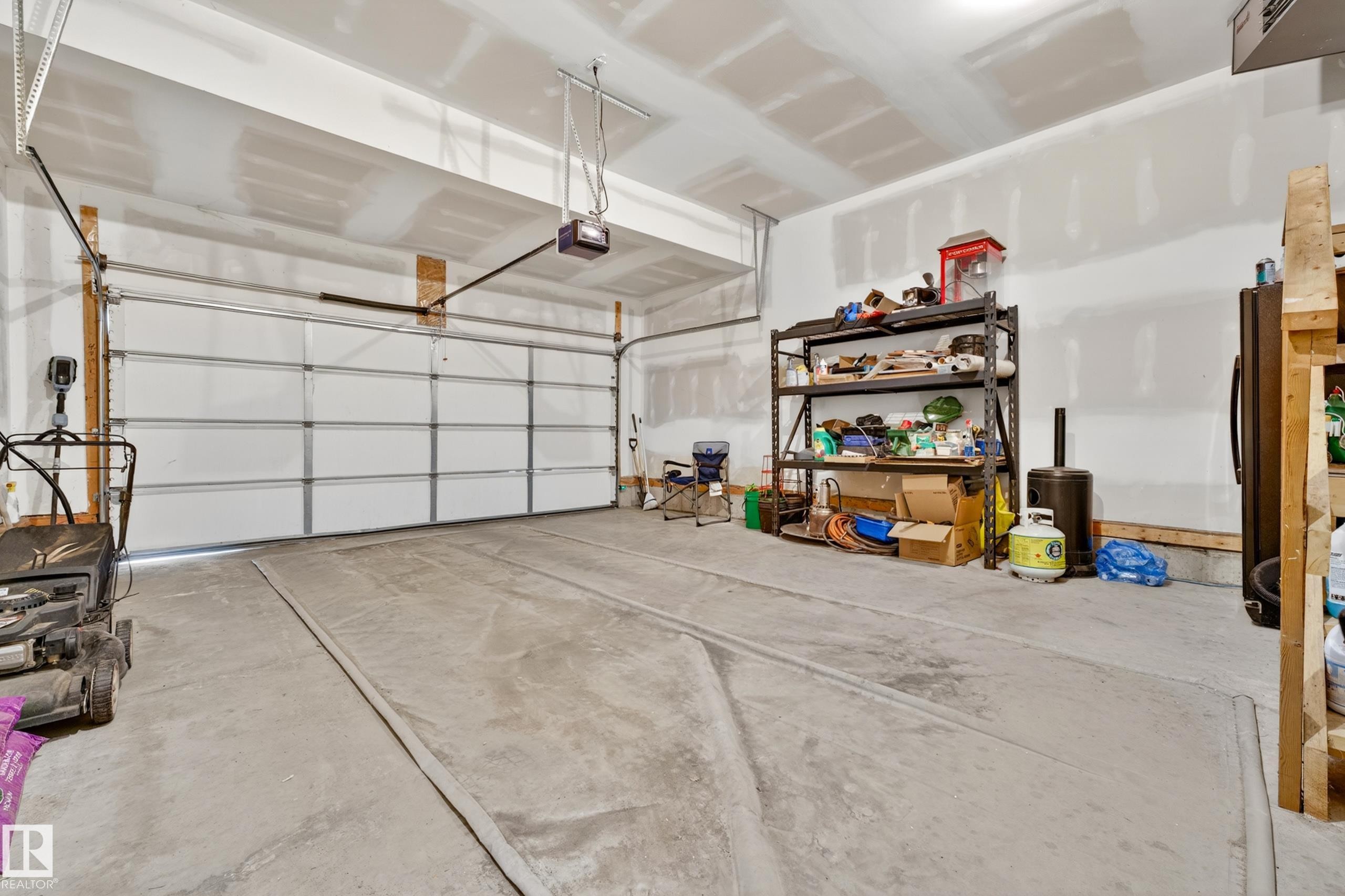 22055 95 Avenue Nw, Edmonton, AB - Indoor Photo Showing Garage