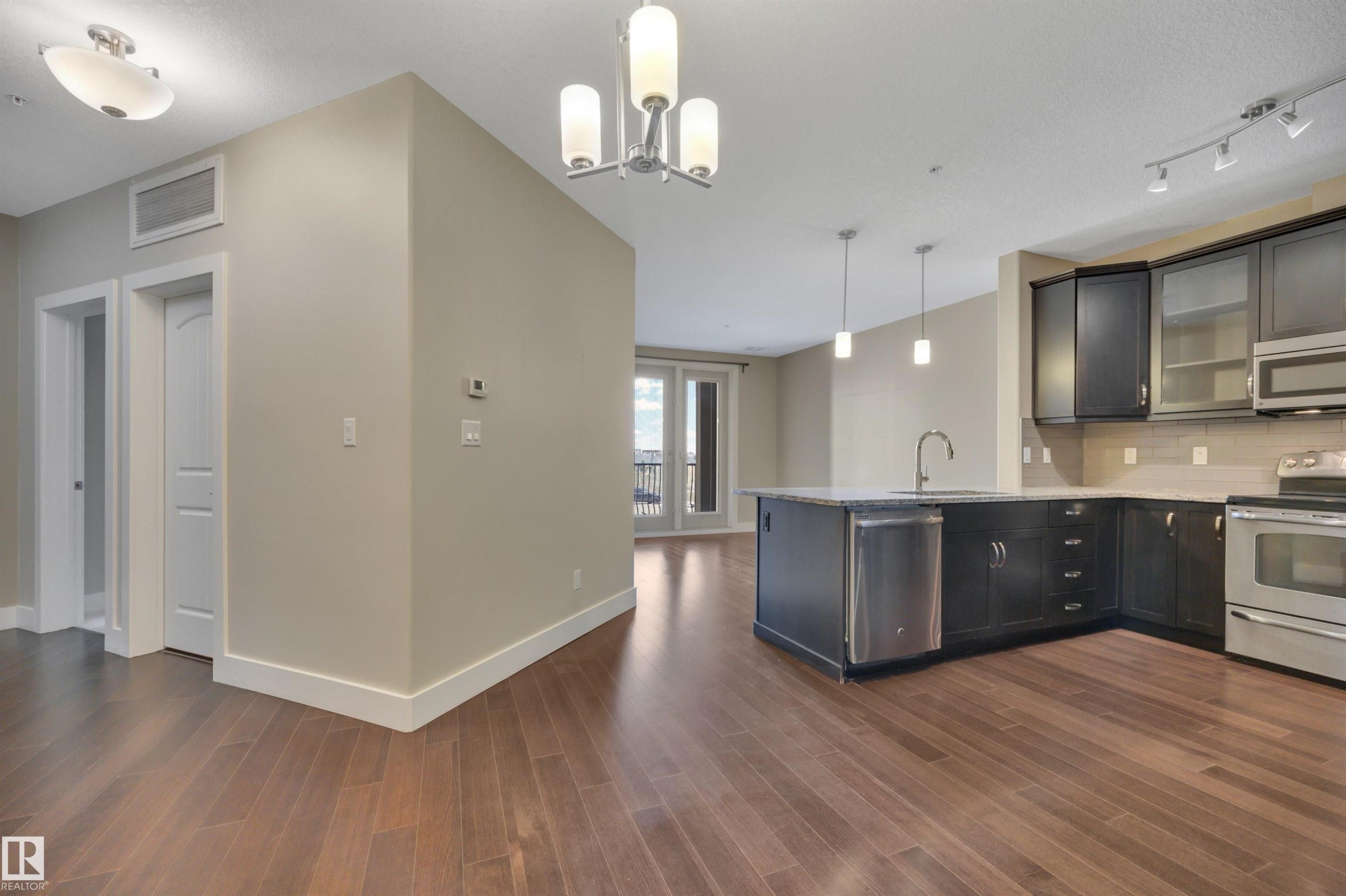 243 6079 Maynard Way, Edmonton, AB - Indoor Photo Showing Kitchen