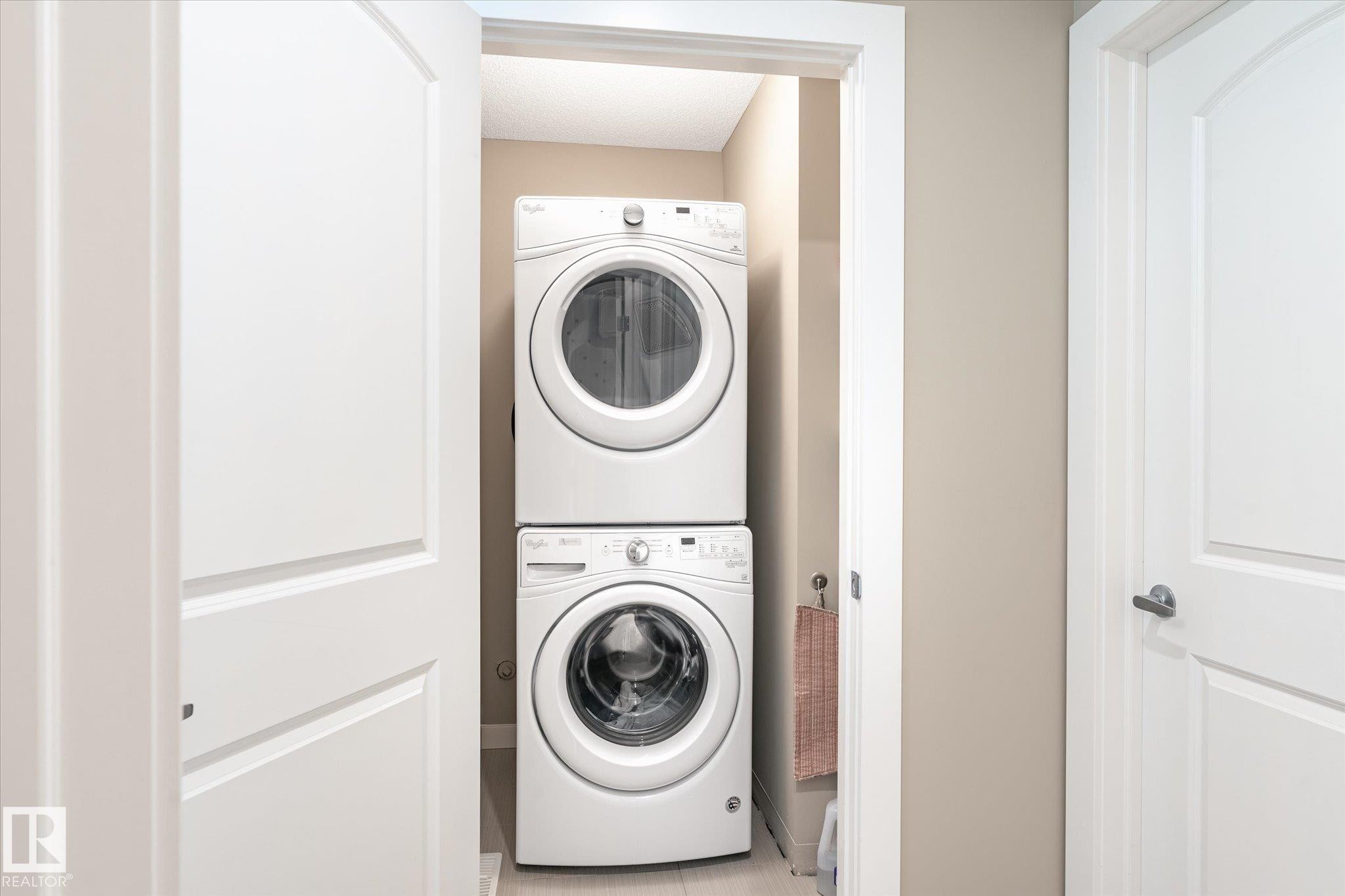 2819 Maple Way, Edmonton, AB - Indoor Photo Showing Laundry Room