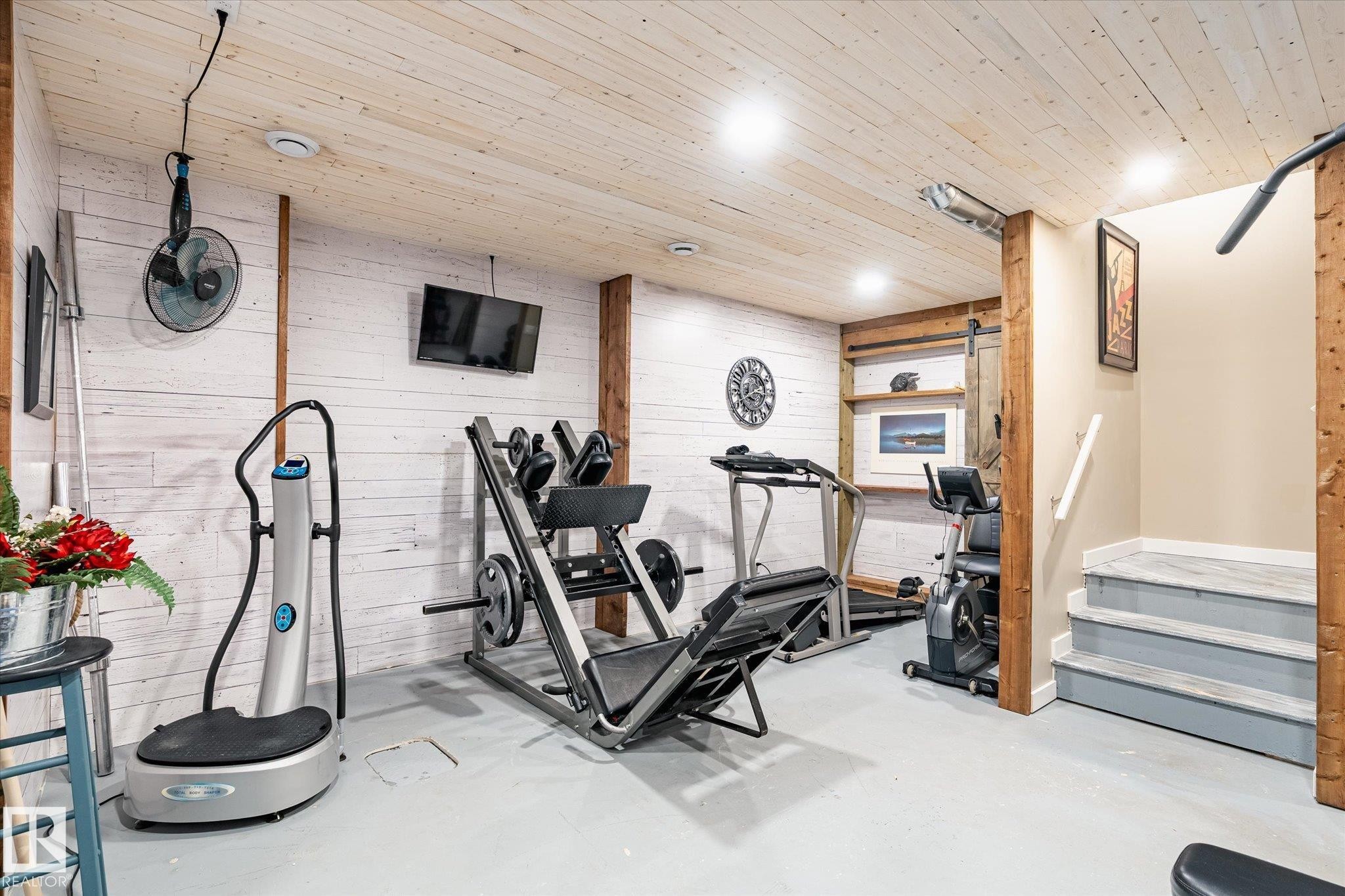 2819 Maple Way, Edmonton, AB - Indoor Photo Showing Gym Room