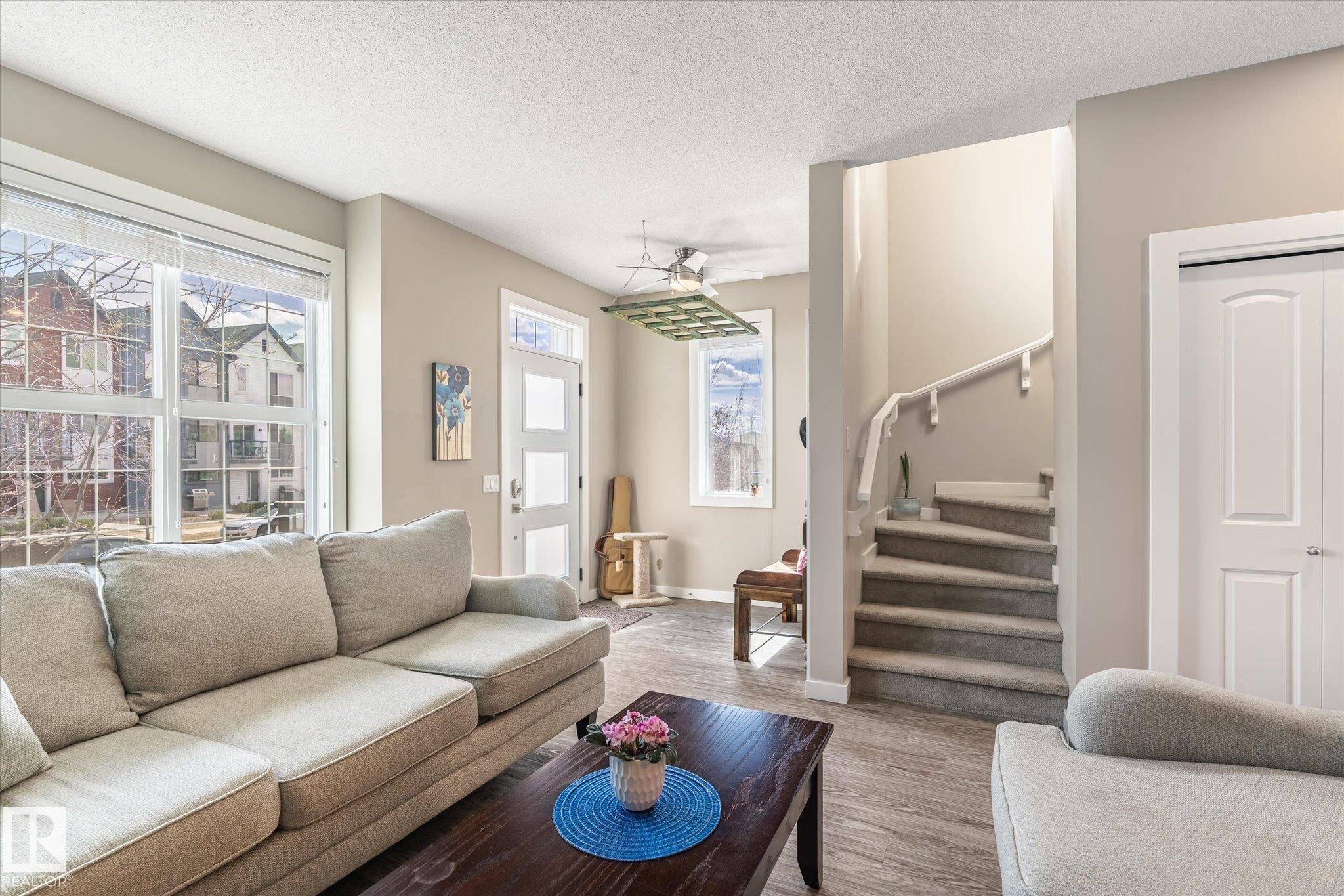 2819 Maple Way, Edmonton, AB - Indoor Photo Showing Living Room