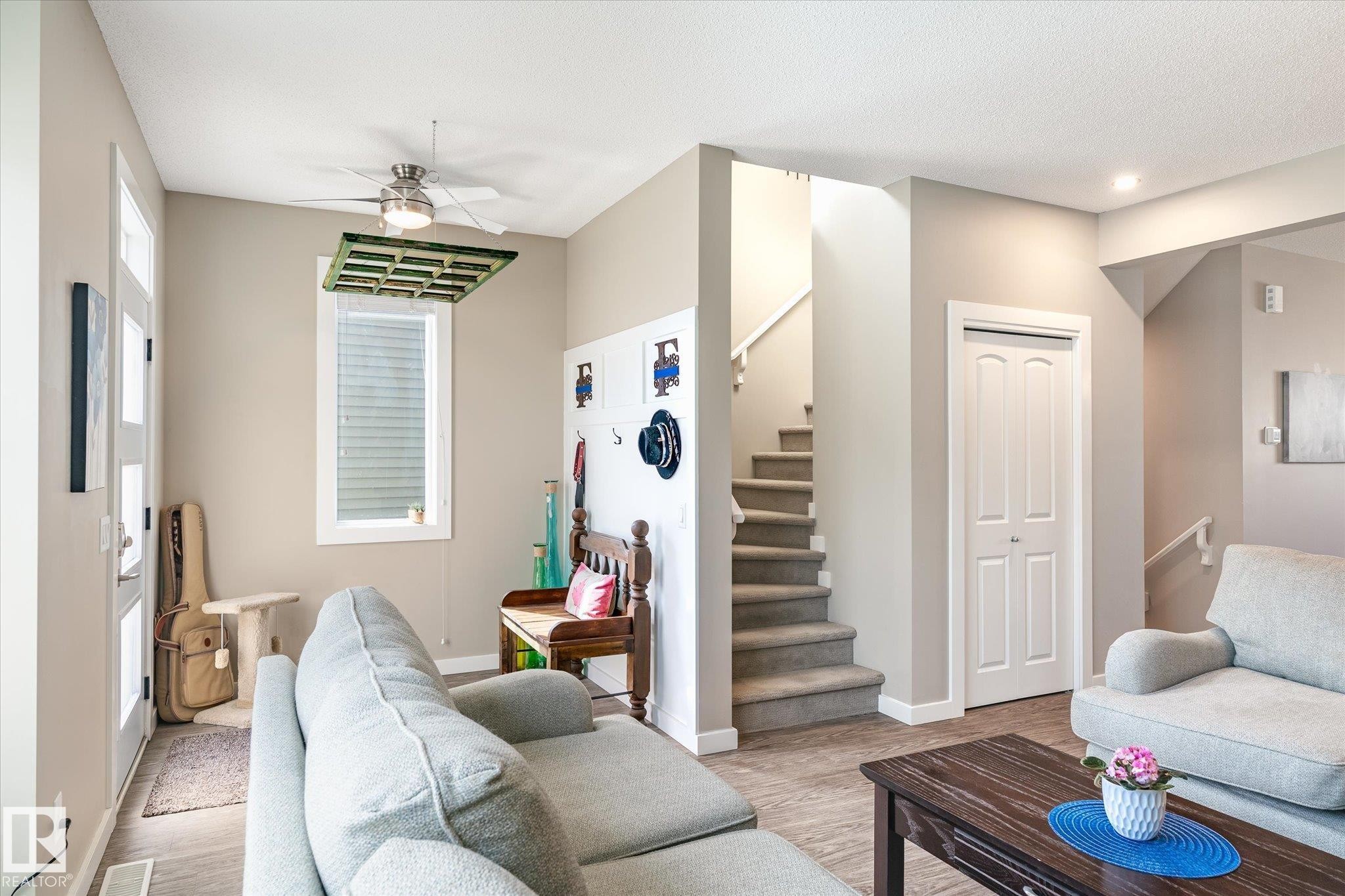 2819 Maple Way, Edmonton, AB - Indoor Photo Showing Living Room