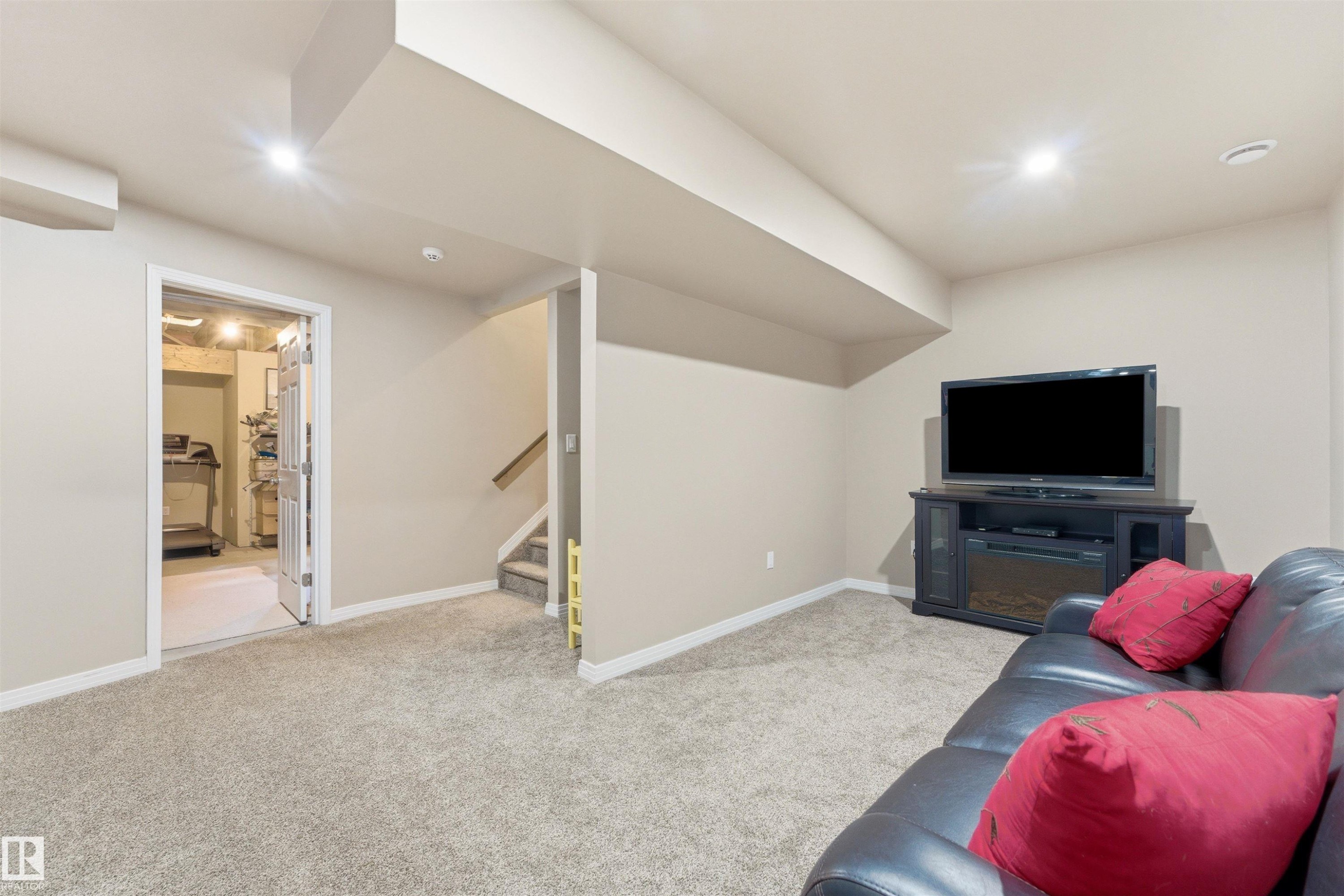 3039 Harvey Cr, Edmonton, AB - Indoor