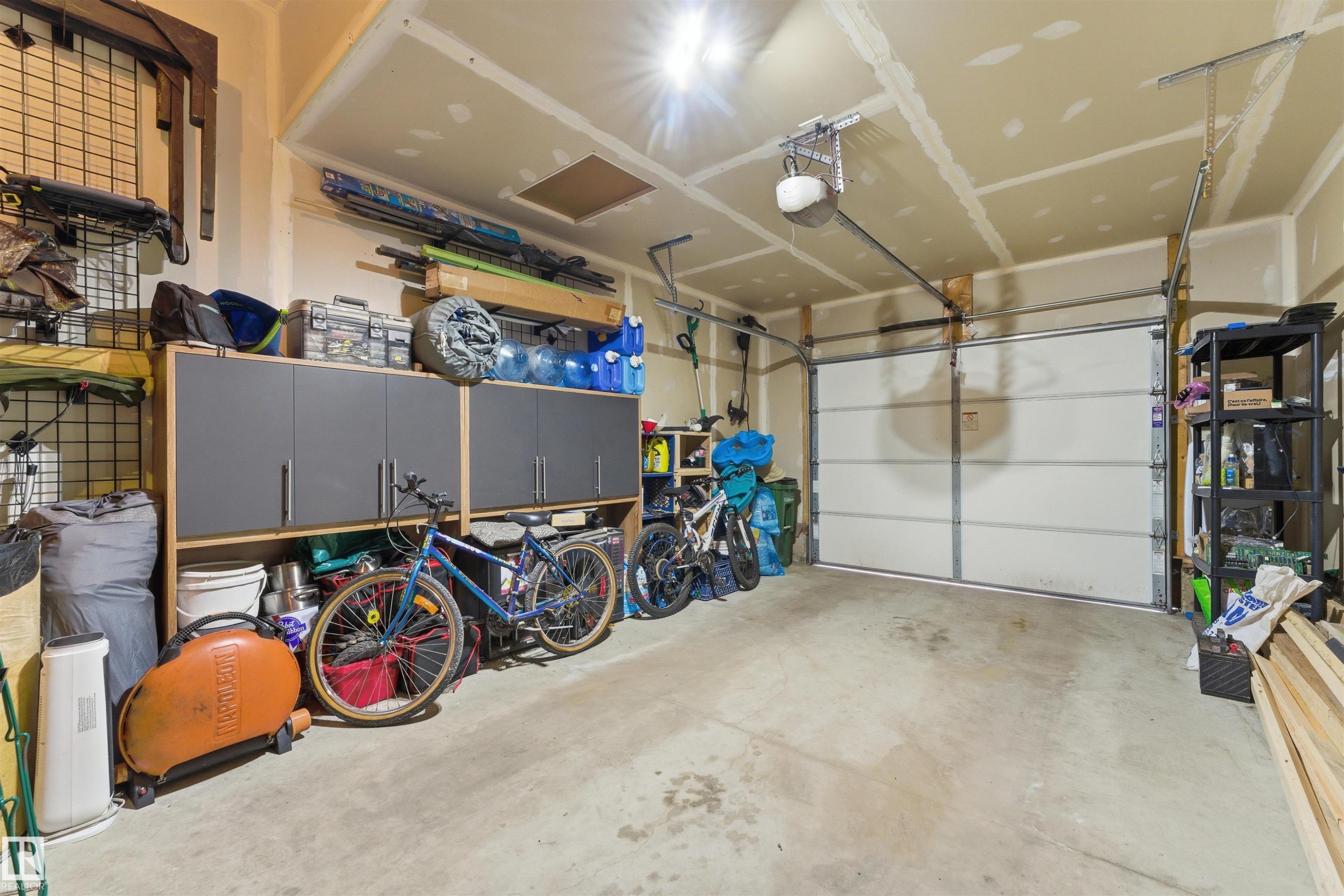 3039 Harvey Cr, Edmonton, AB - Indoor Photo Showing Garage