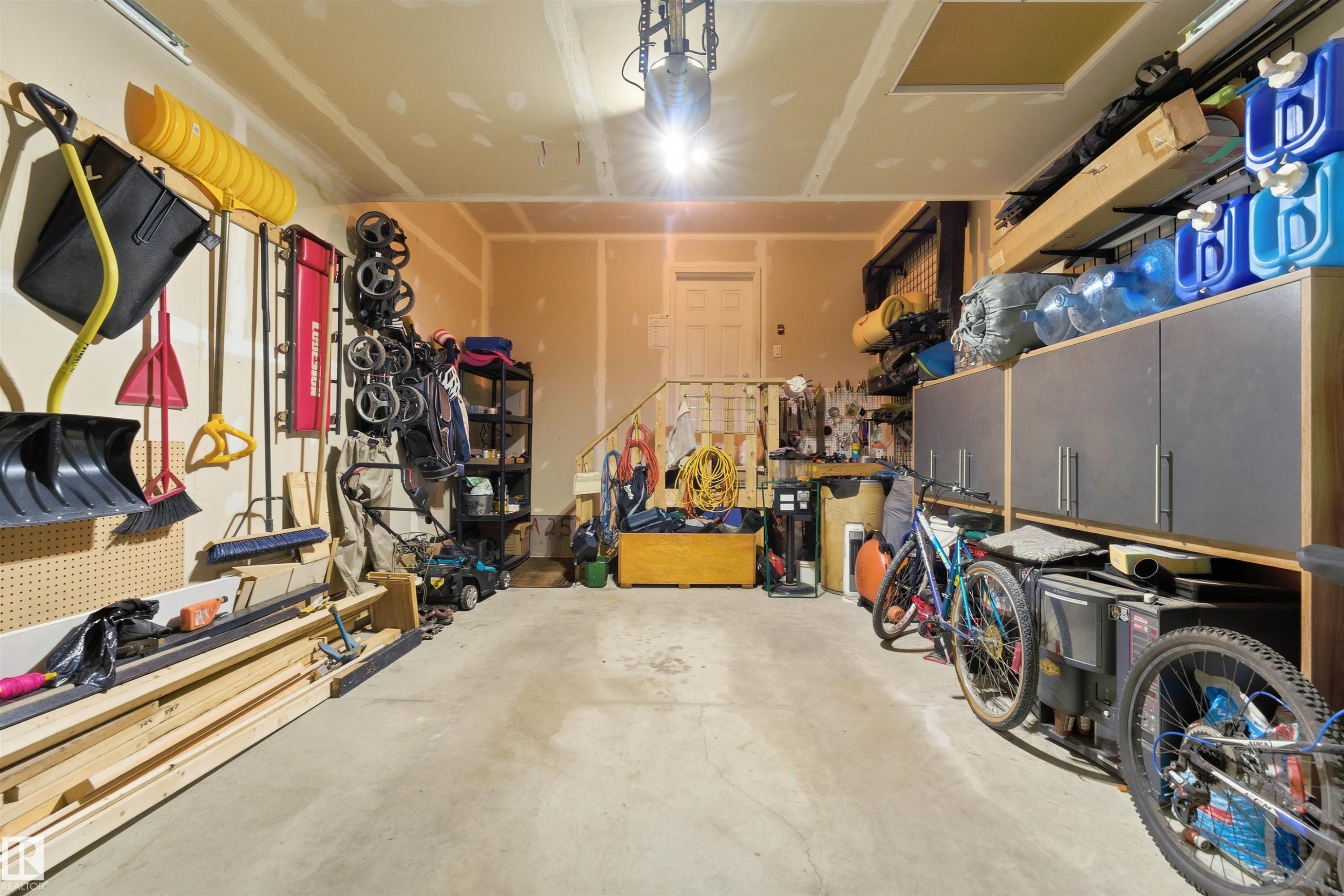 3039 Harvey Cr, Edmonton, AB - Indoor Photo Showing Garage