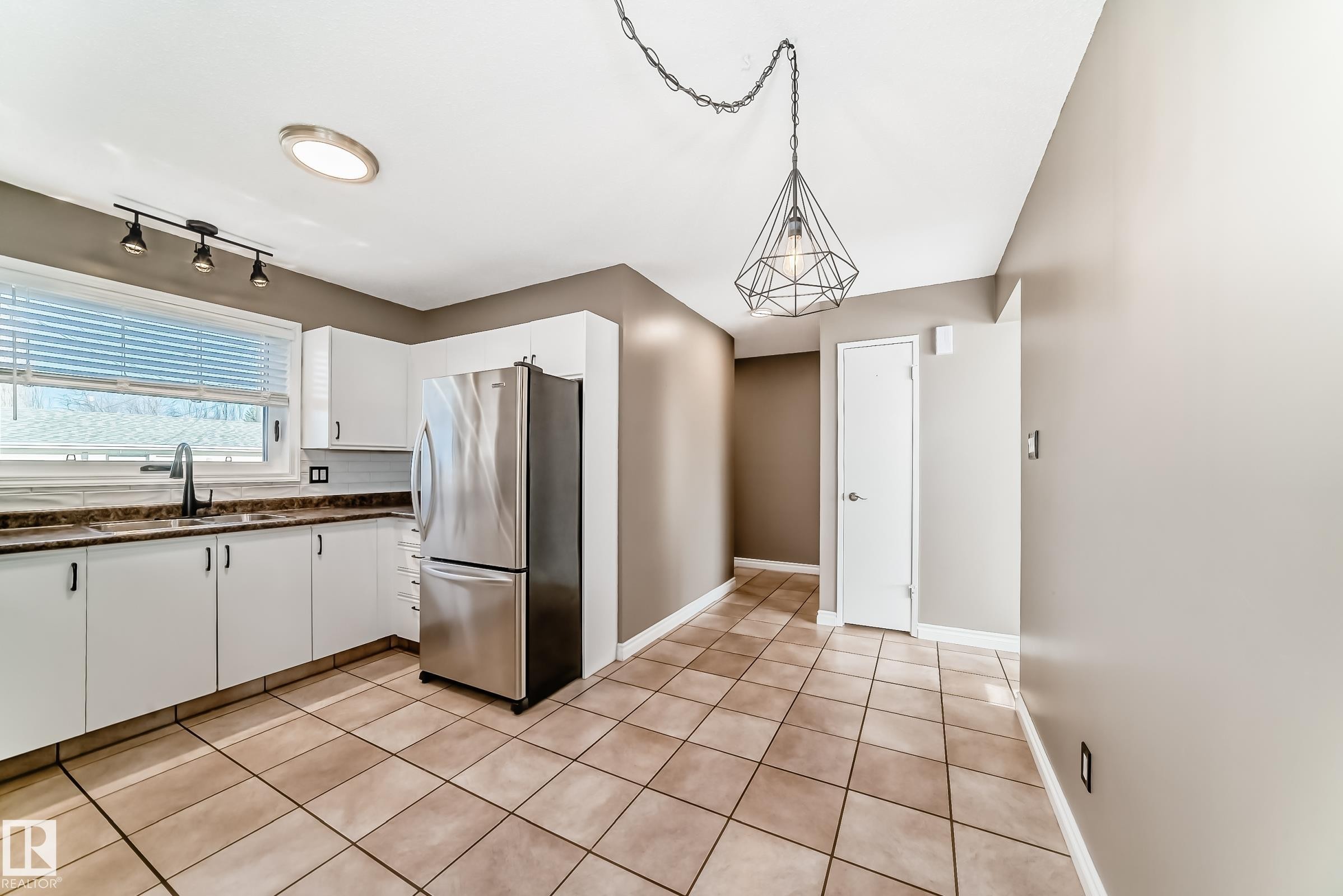 10226 152 Street, Edmonton, AB - Indoor Photo Showing Kitchen