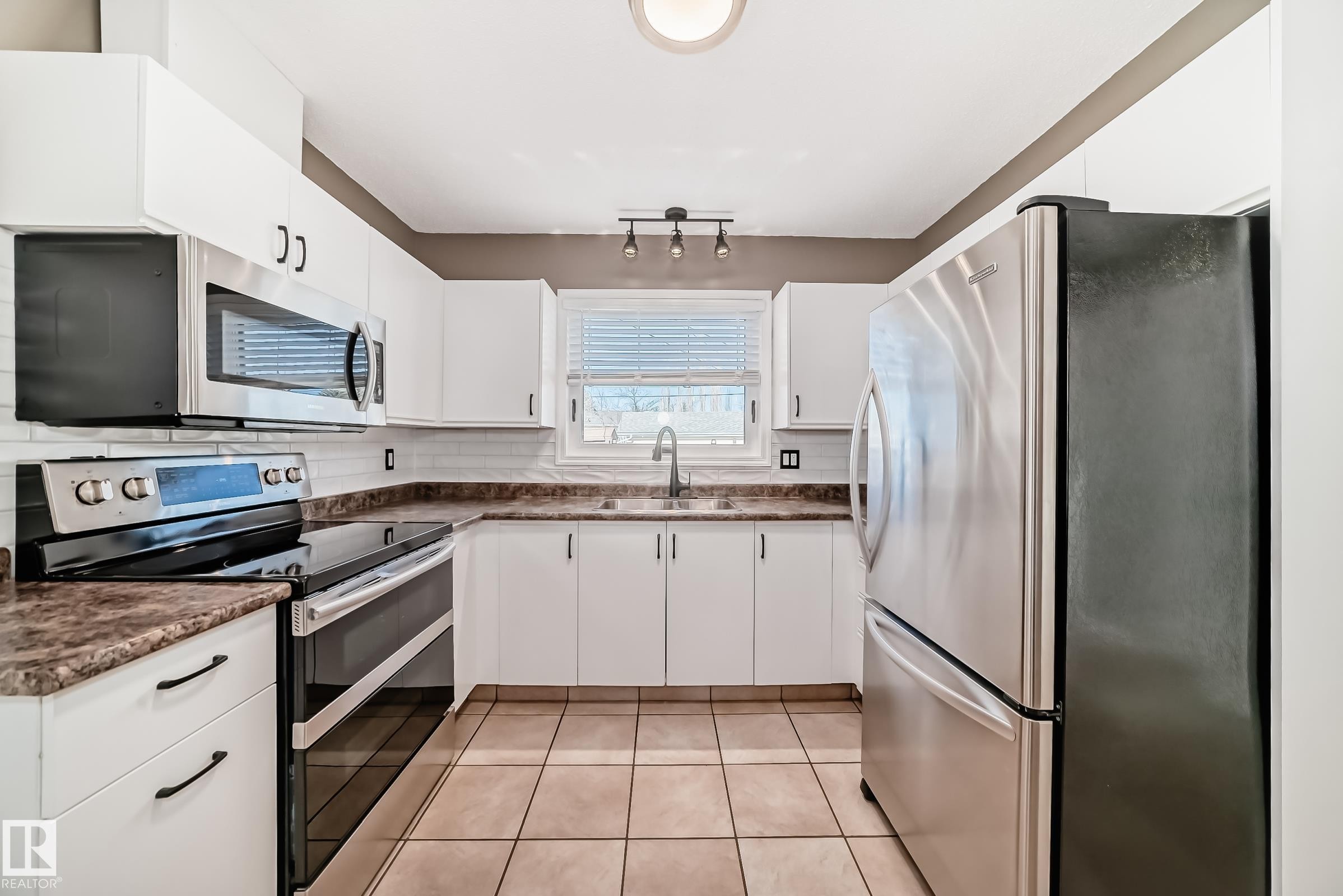 10226 152 Street, Edmonton, AB - Indoor Photo Showing Kitchen With Stainless Steel Kitchen