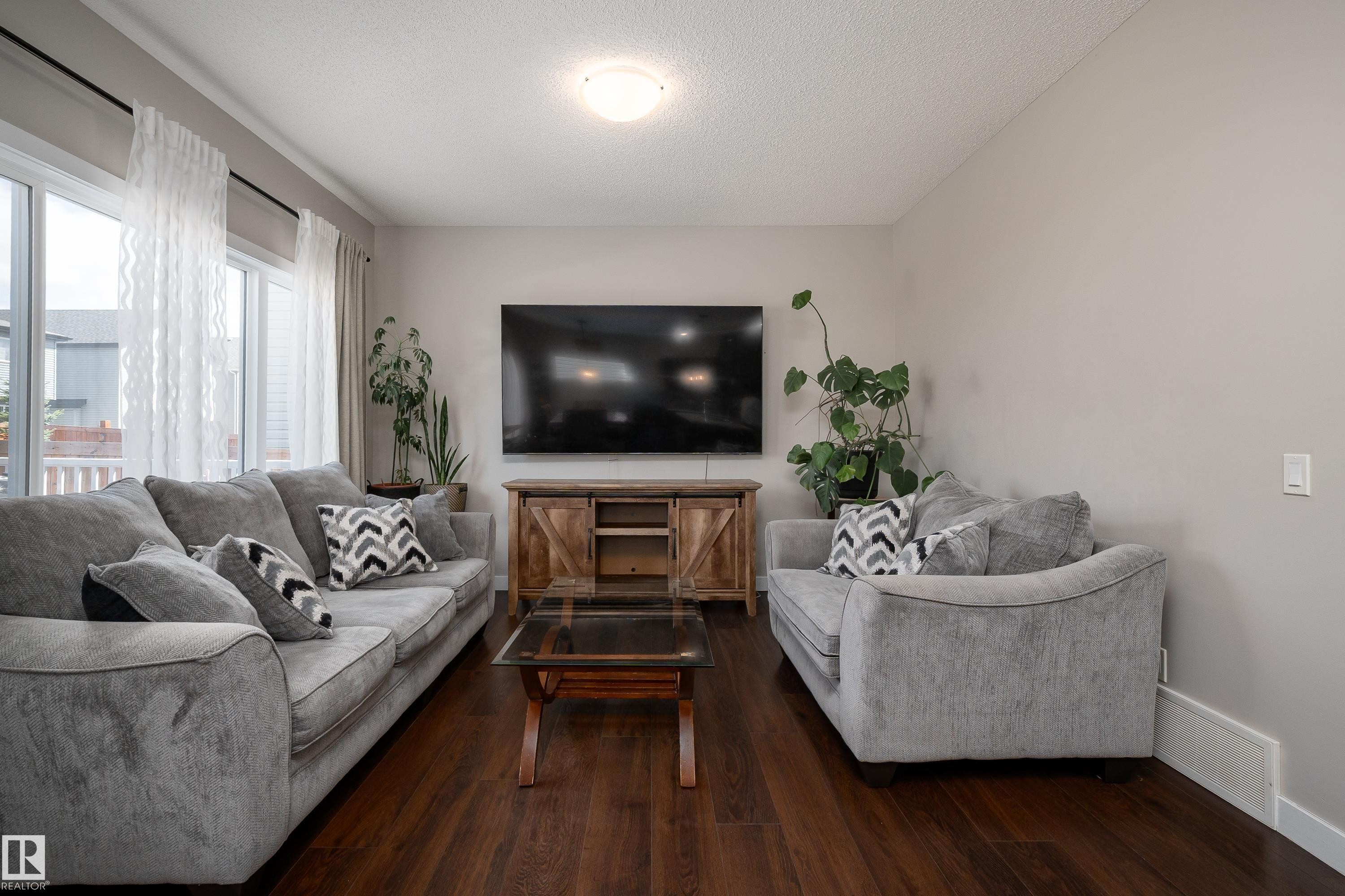 3222 Chernowski Way, Edmonton, AB - Indoor Photo Showing Living Room