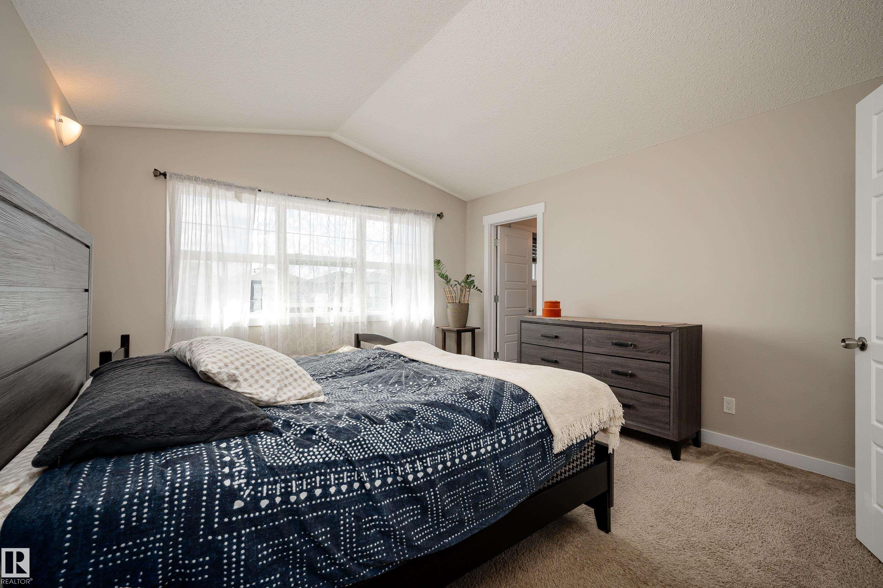 3222 Chernowski Way, Edmonton, AB - Indoor Photo Showing Bedroom