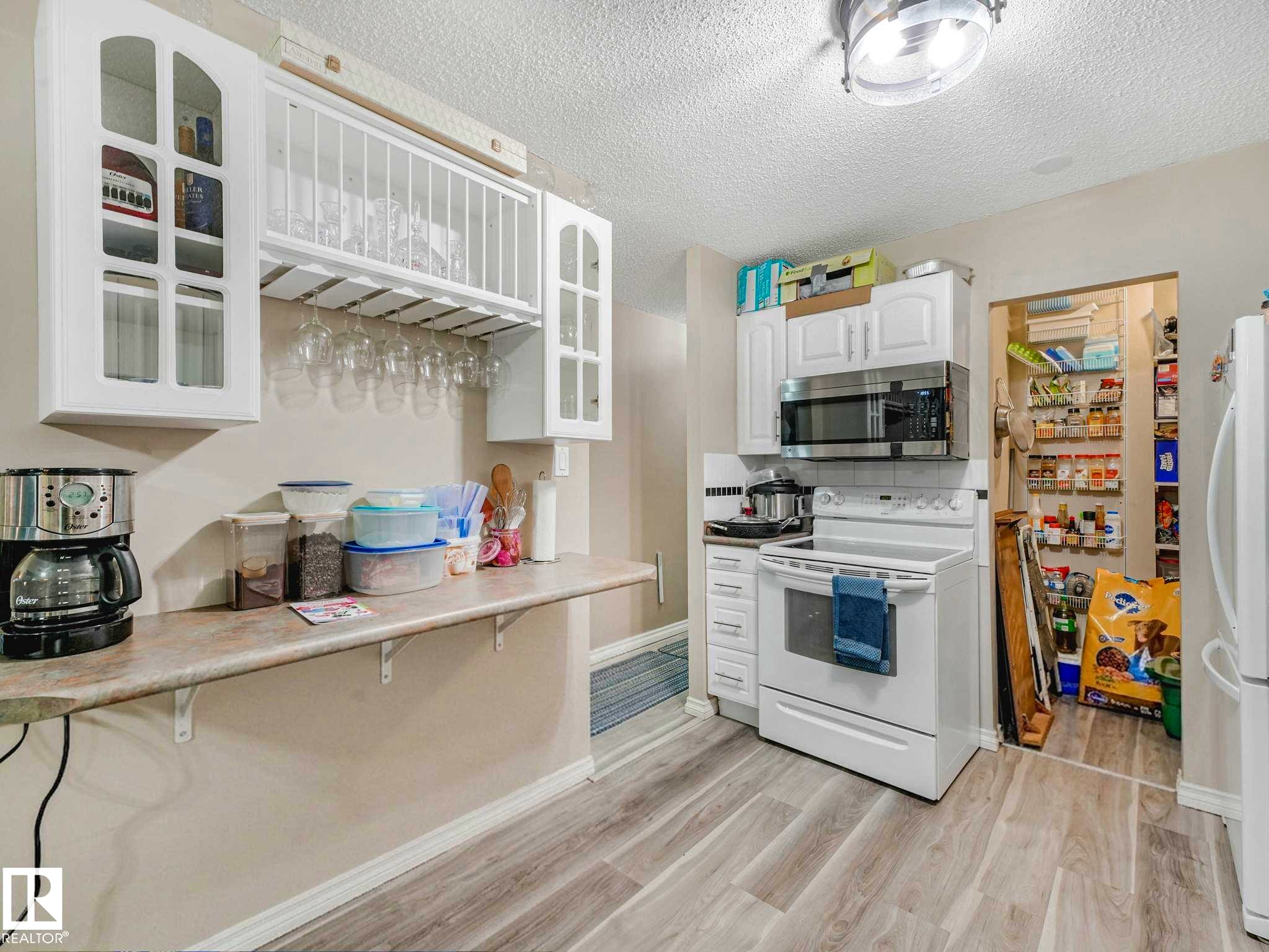 1102 Saddleback Road, Edmonton, AB - Indoor