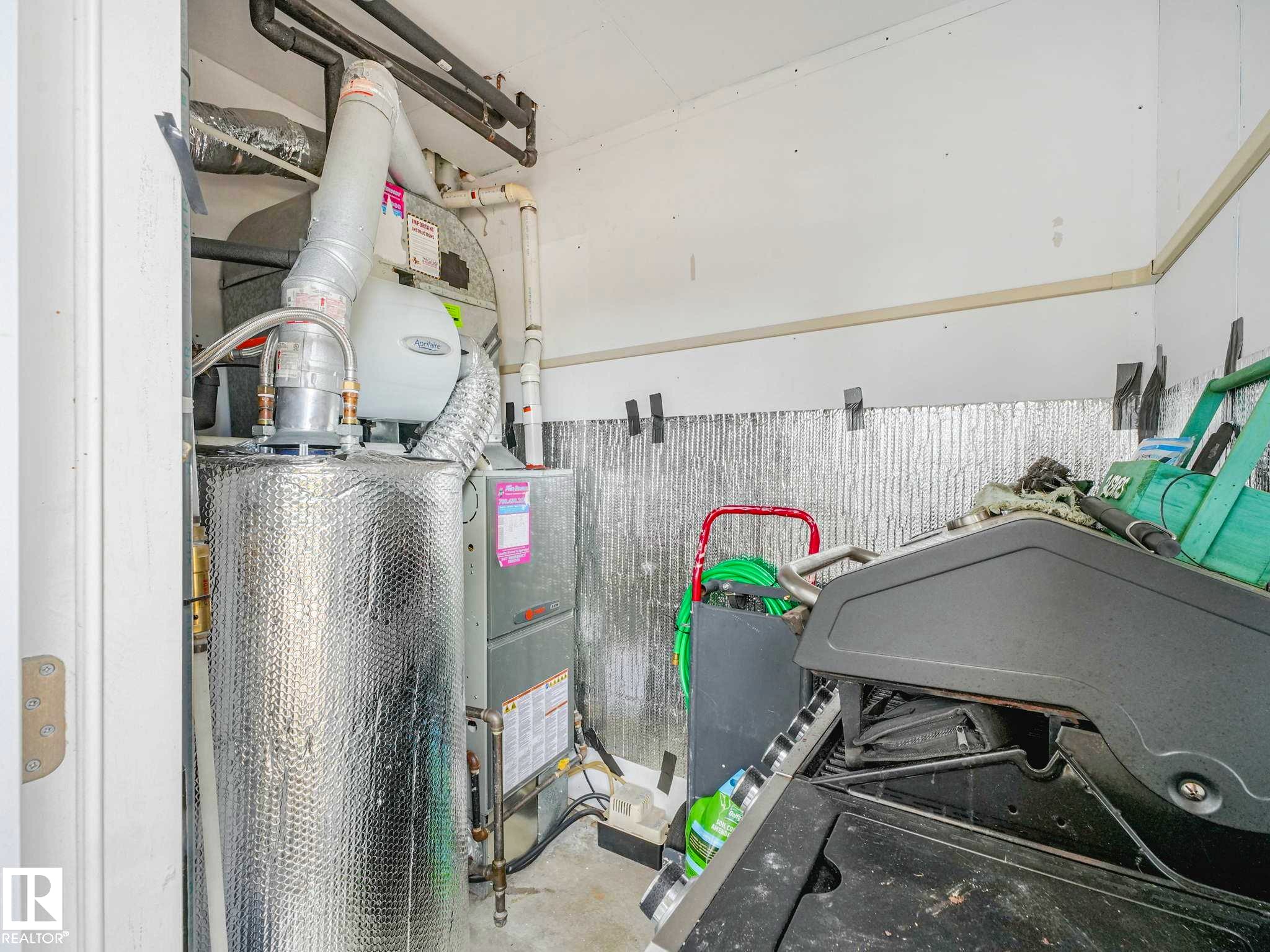 1102 Saddleback Road, Edmonton, AB - Outdoor