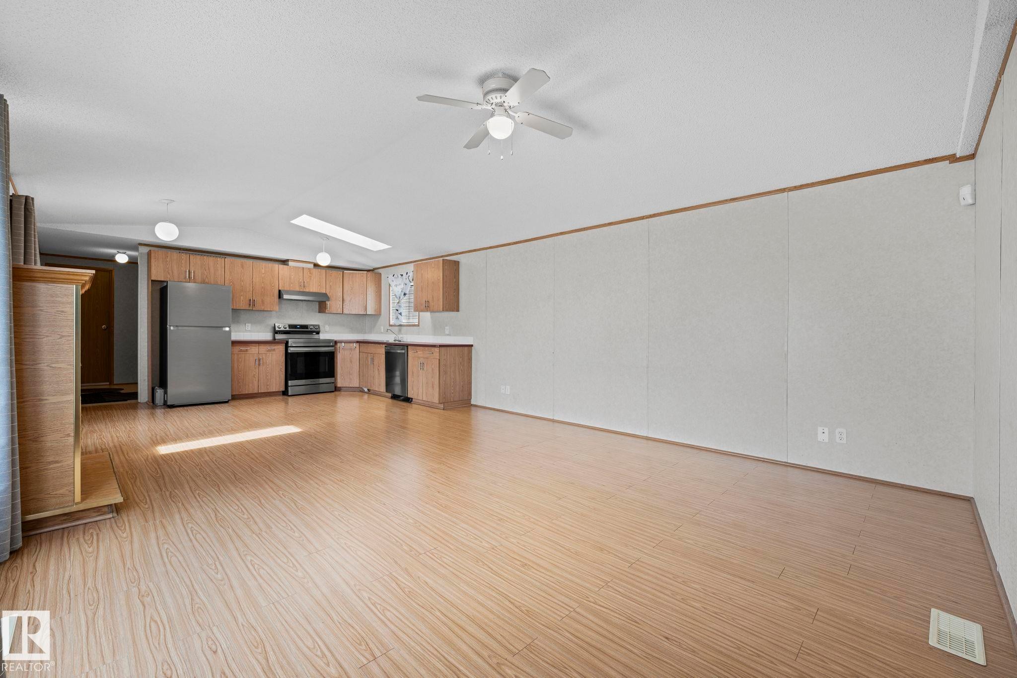 Open-concept living space with wood-finish flooring, a ceiling fan, and recessed lighting - 623 Evergreen Park, Edmonton, AB - Indoor Photo Showing Kitchen