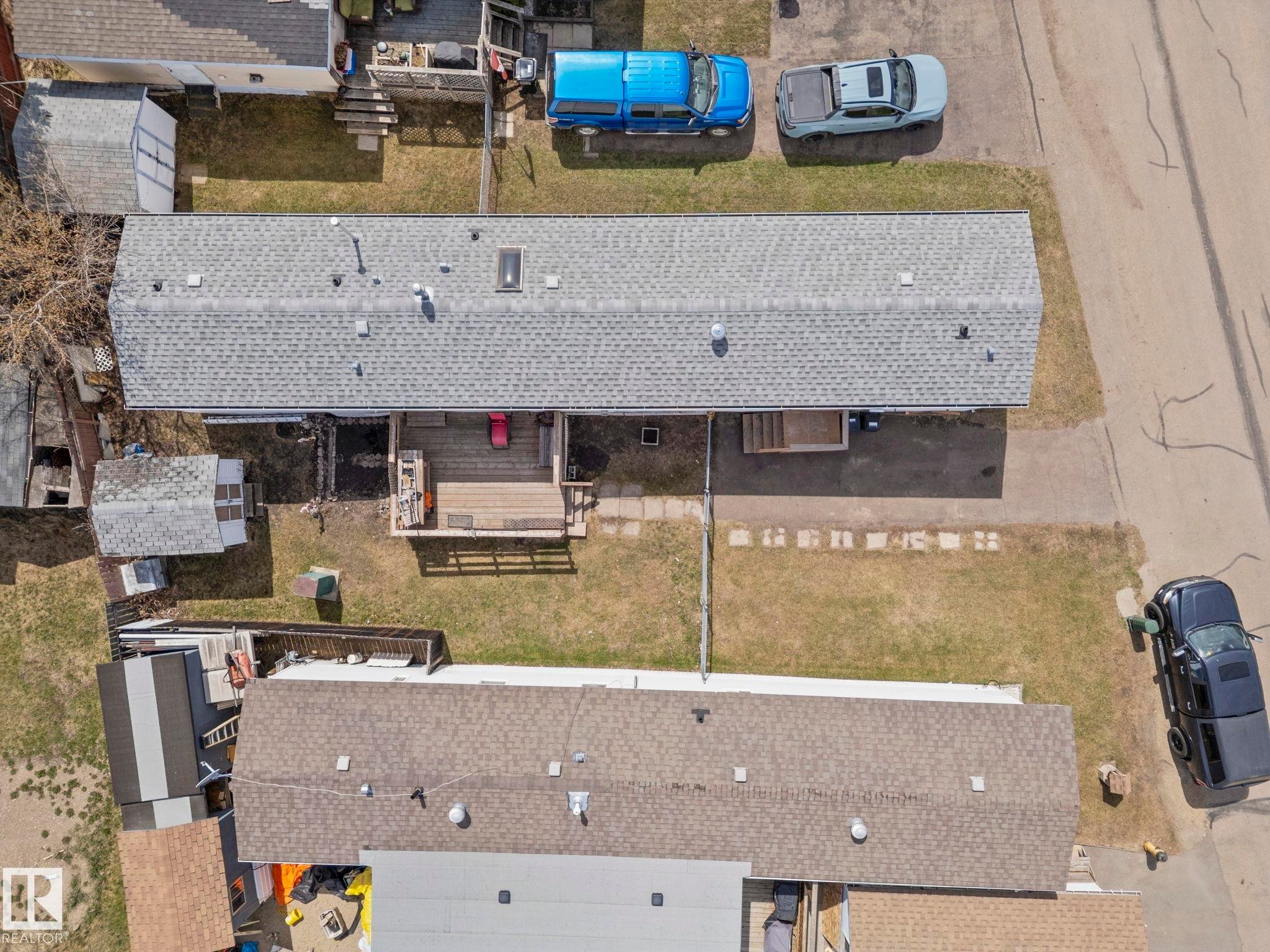 Elongated property with an asphalt shingle roof featuring a skylight - 623 Evergreen Park, Edmonton, AB - Outdoor