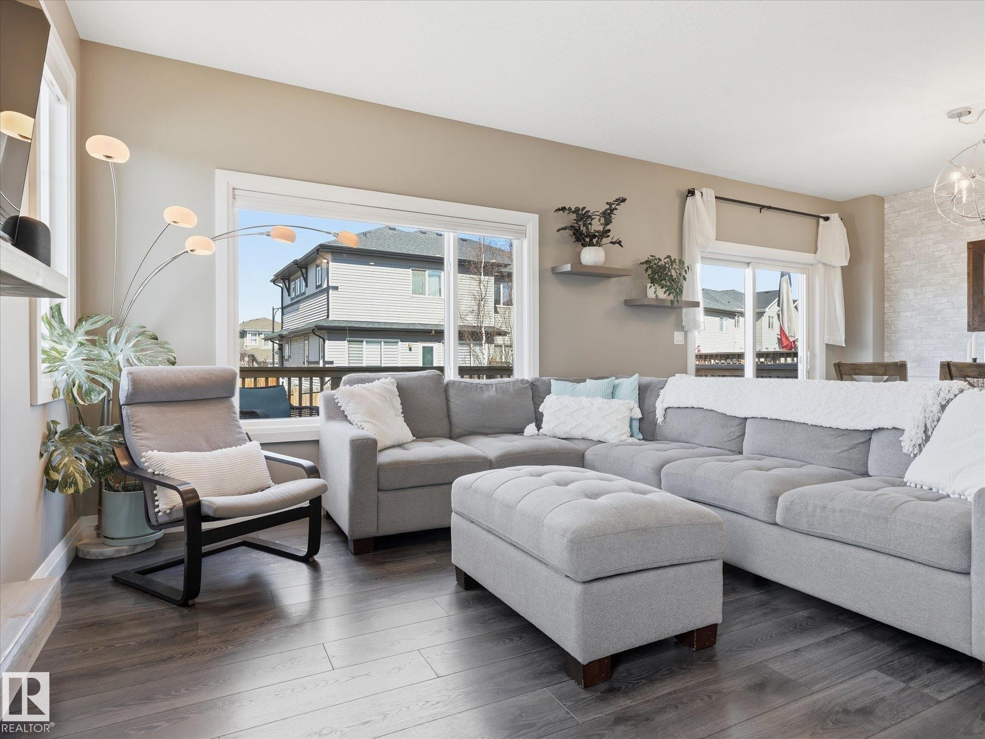 8420 Cushing Court, Edmonton, AB - Indoor Photo Showing Living Room
